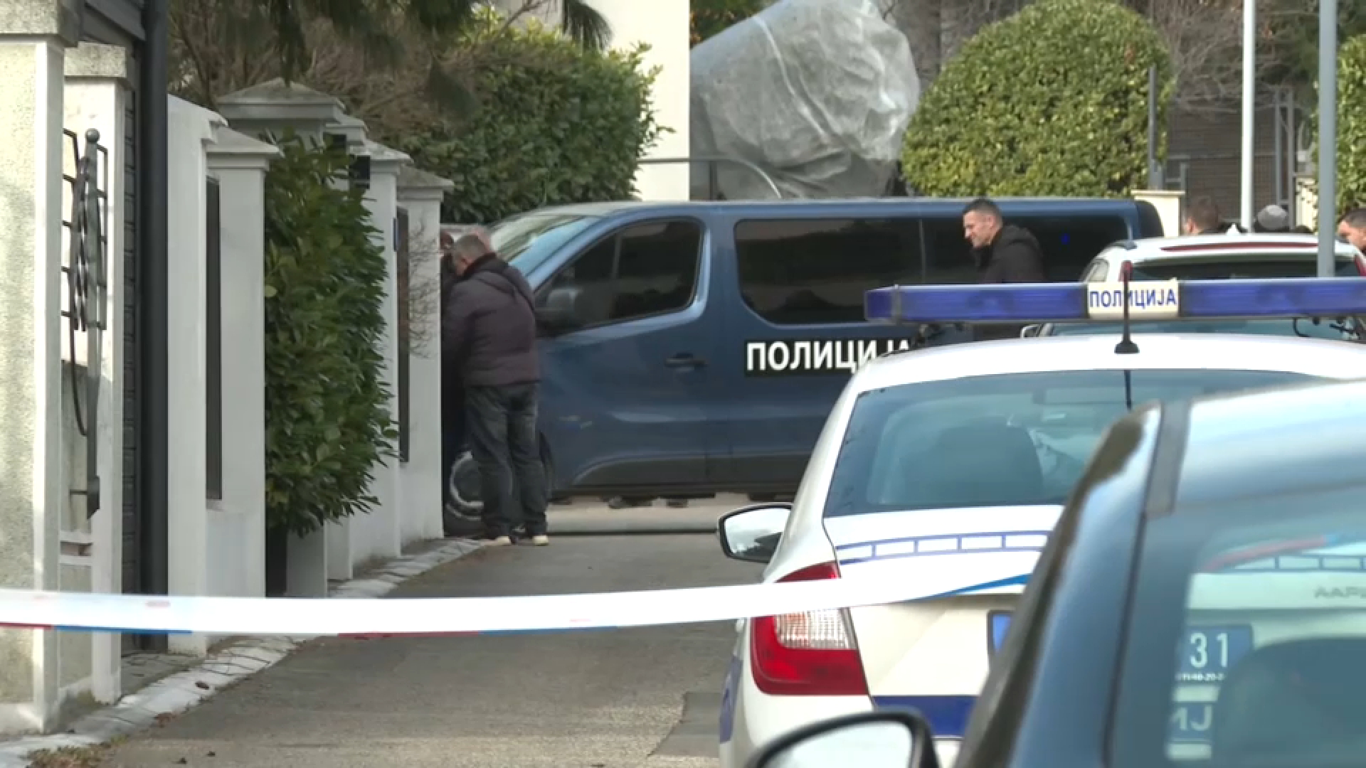 Policija pred vilo Zdravka Čolića