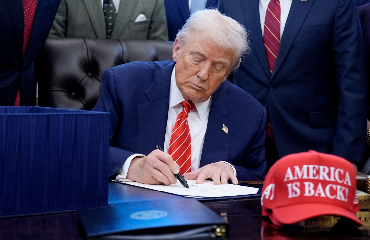 Donald Trump je podpisal proračunske zakone