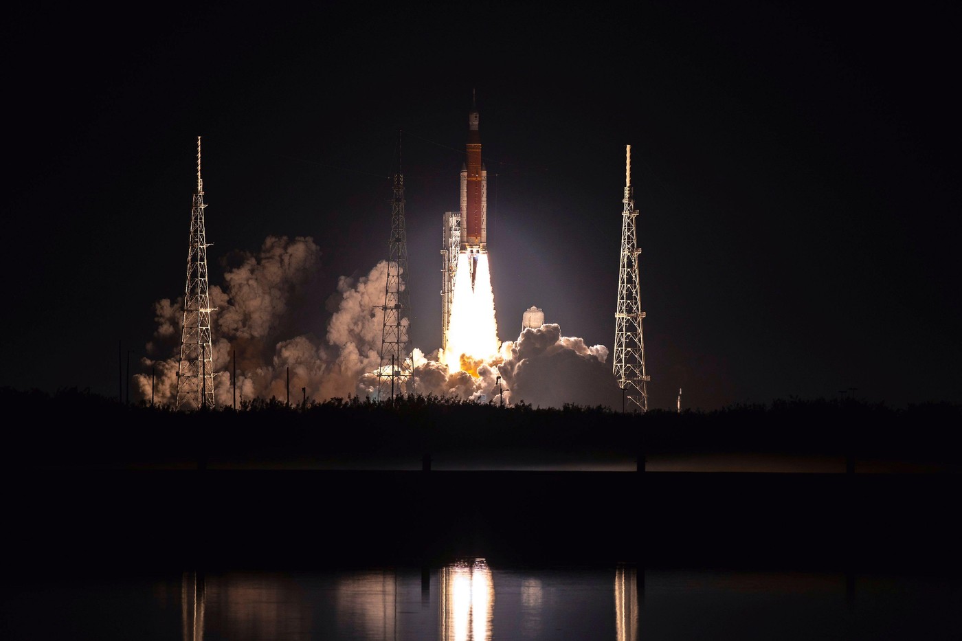 vzlet rakete SLS s kapsulo Orion, testni polet proti Luni, Artemis I