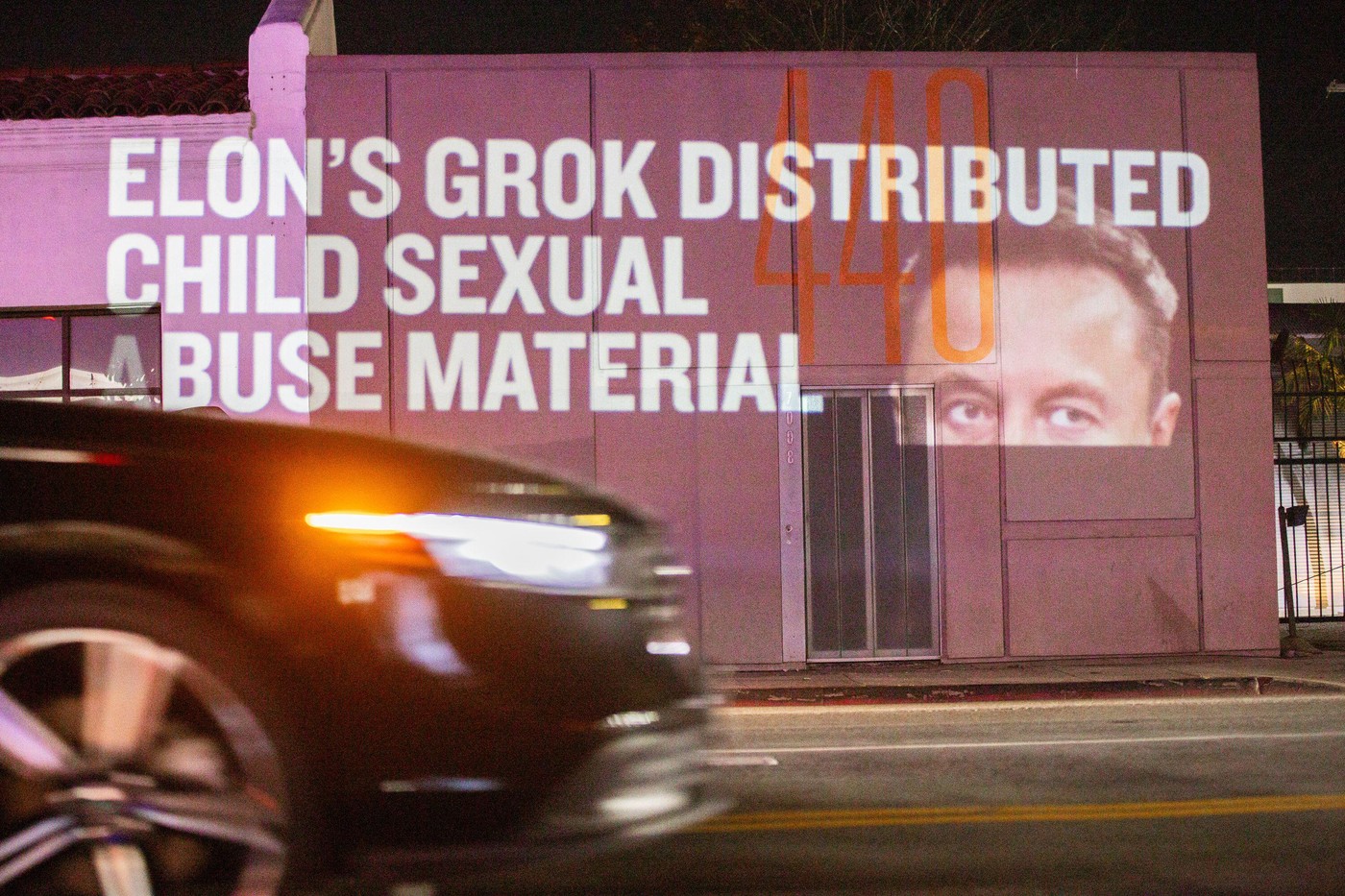 Napis "Grok Elona Muska deli gradivo o spolni zlorabi otrok"