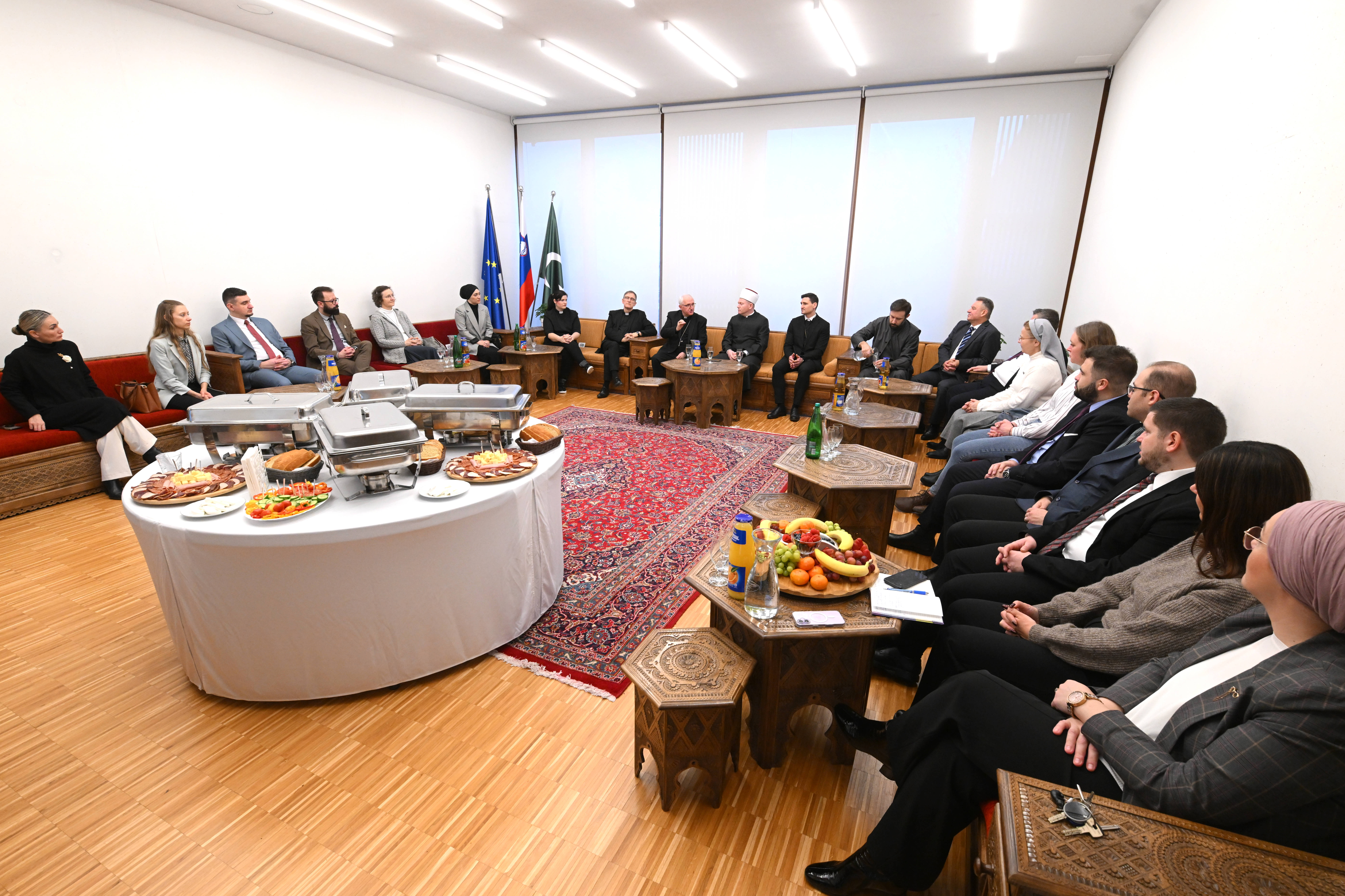 Medreligijski zajtrk v ljubljanski džamiji