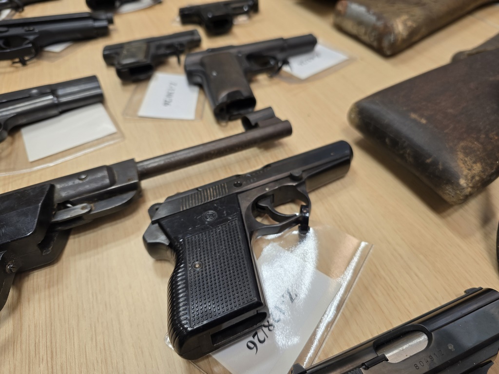 Predano nezakonito orožje