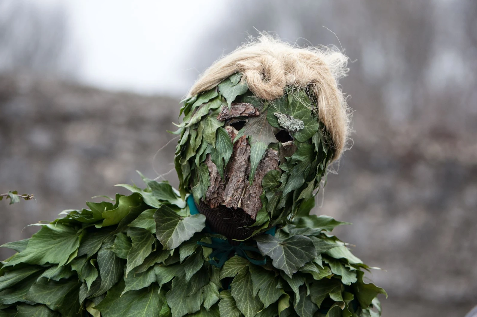 "Najbolj zahtevne so zelene maske, saj so narejene iz vejic iglavcev in so tudi zelo težke za nositi," je povedal Mihalič Tomažič..