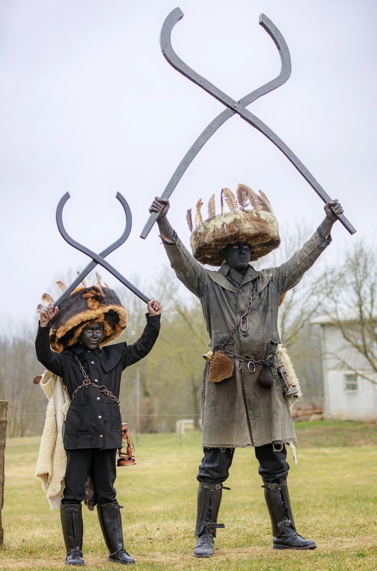 V skupini škoromatov sta včasih dva škopita, večinoma pa en sam, ki mora biti največji, najmočnejši in najbolj divji fant v vasi.