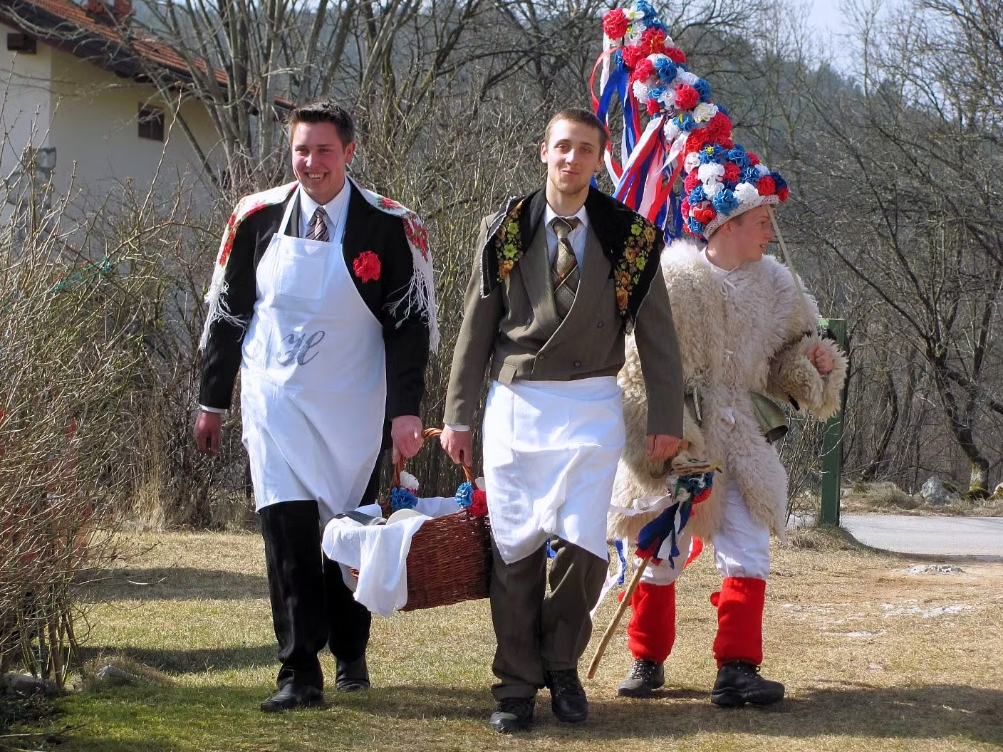 Poberini so običajno trije najbolj prijazni fantje v vasi, ki obiščejo vsako hišo in pobirajo darove.