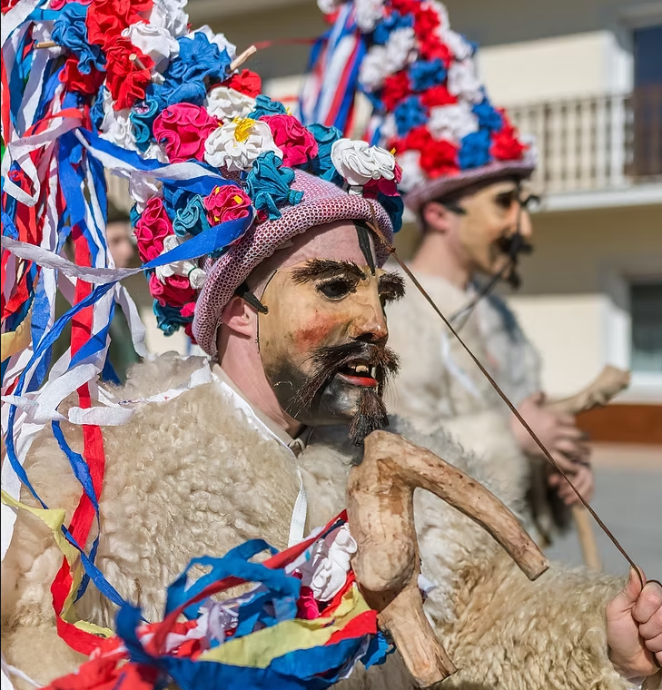 Hrušiški škoromati, med katerimi so tradicionalno le fantje in moški.