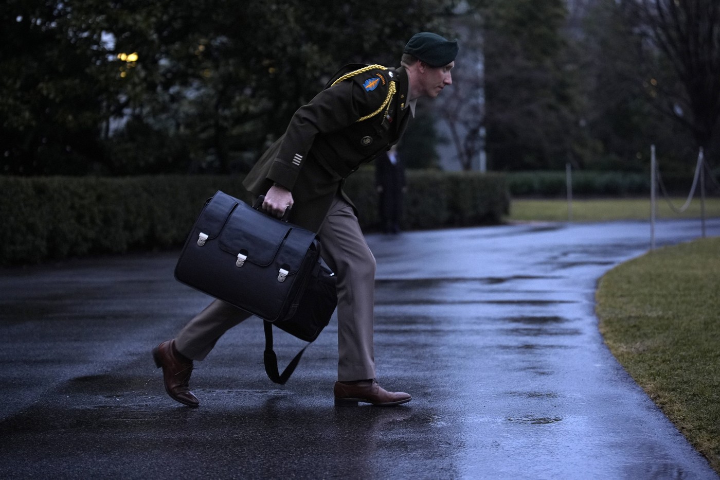 Kovček predsednika Donalda Trumpa s kodami za izstrelitev ameriškega jedrskega orožja