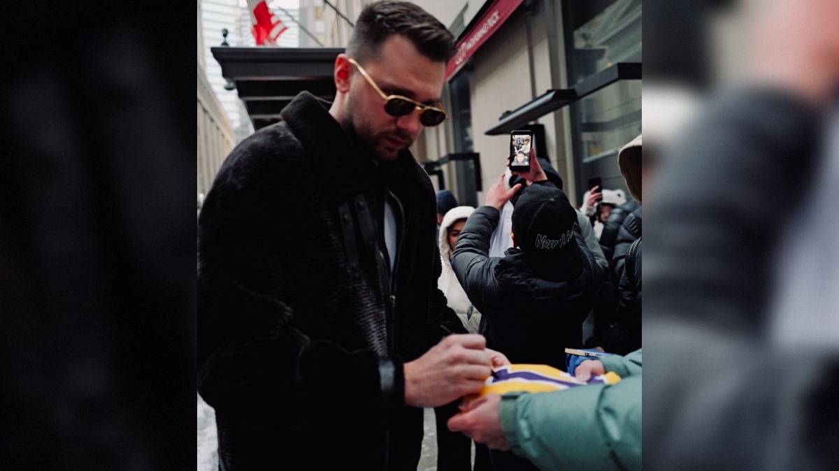 Luka Dončić podpisuje avtograme