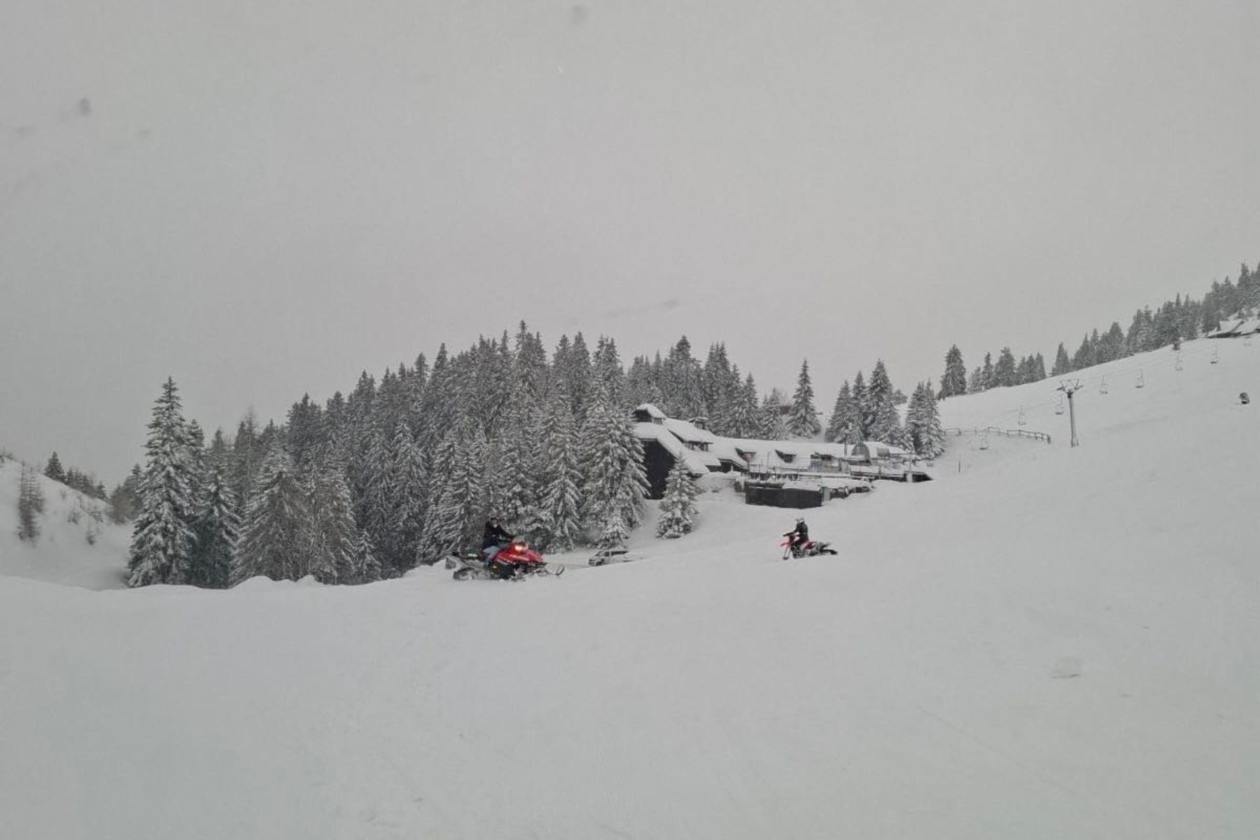 Neznanci na Krvavcu so z motornimi vozili poškodovali proge