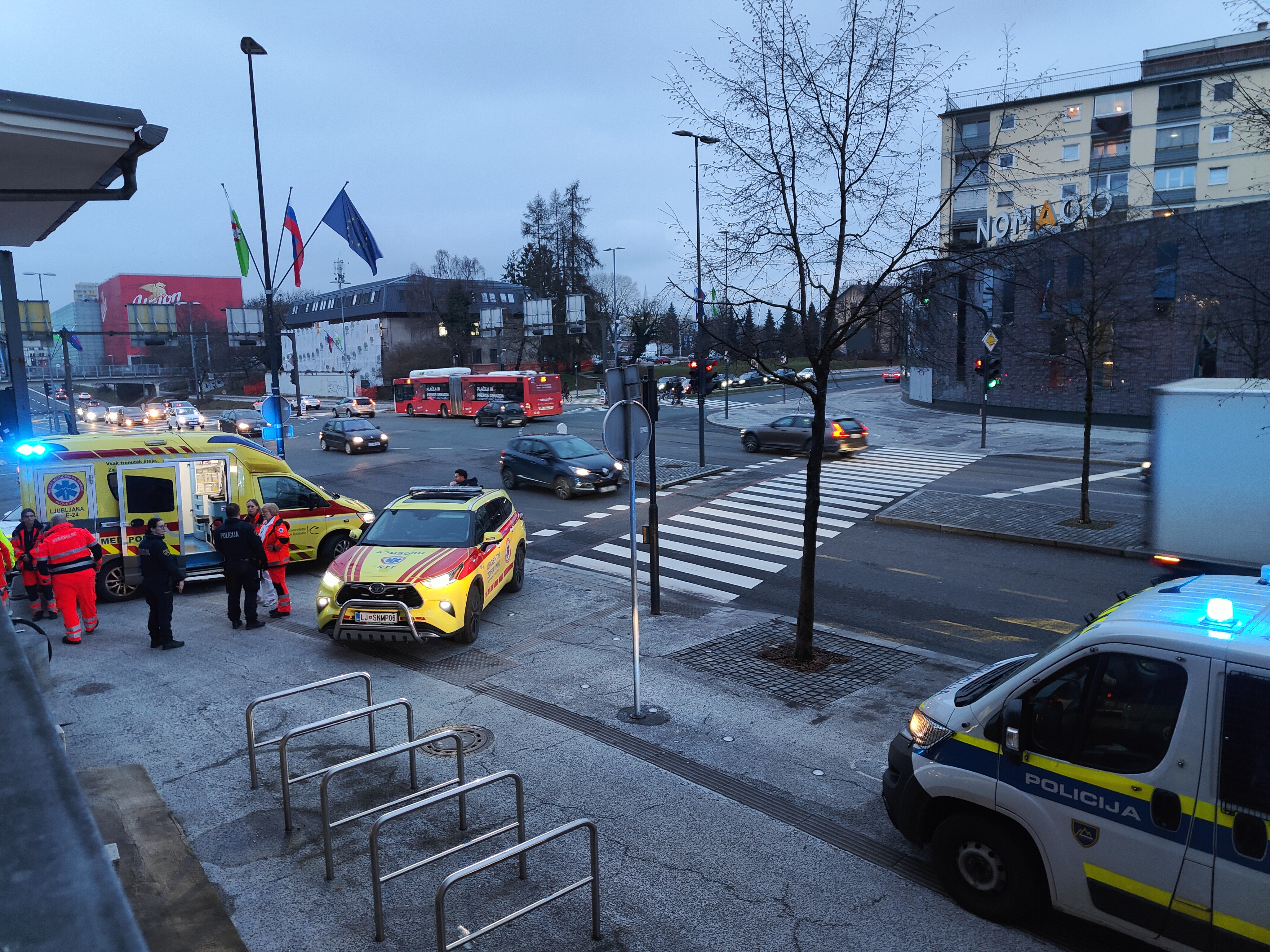 Reševalci in policisti v centru Ljubljane