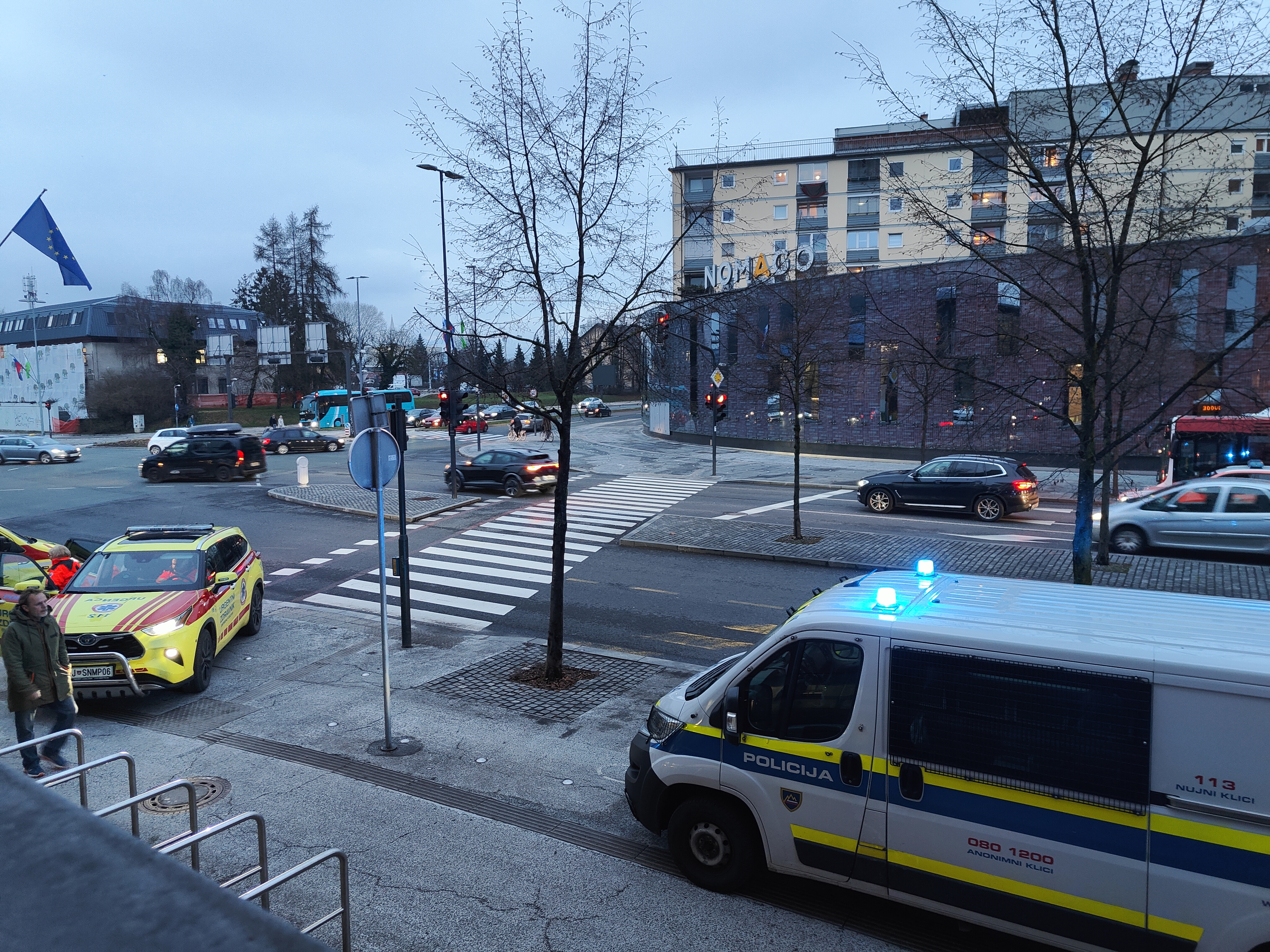 Reševalci in policisti v centru Ljubljane