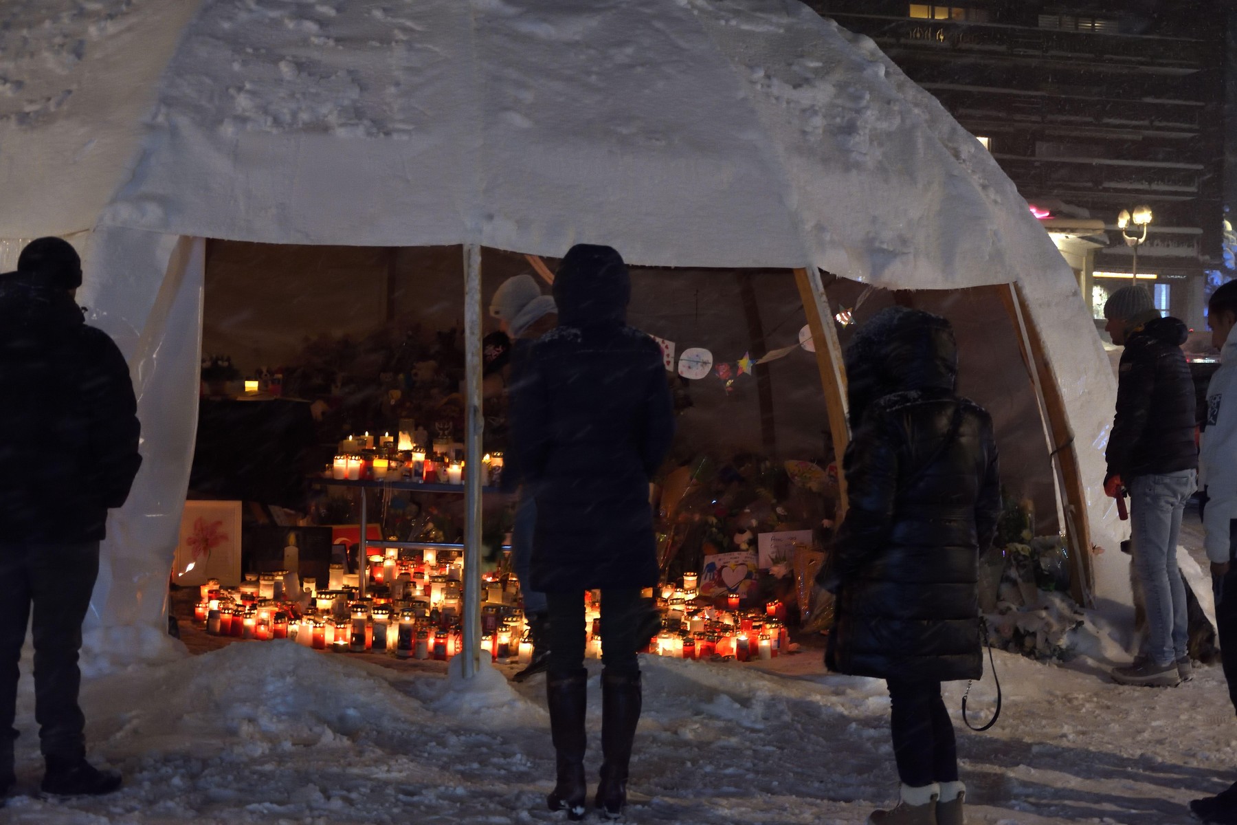 Crans Montana am 10.01.2026. Menschen legen Kerzen oder Blumen an den Gedenkort in Crans Montana nach dem tödlichen Unfall in der Silvesternacht in Crans Montana, Wallis, Schweiz.,Image: 1065616407, License: Royalty-free, Restrictions: , Model Release: no