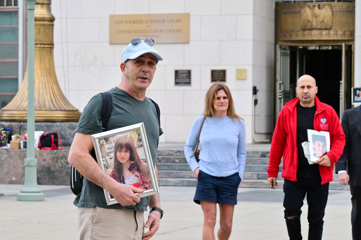 Pred sodiščem so se zbrali tudi nekateri starši britanskih otrok, ki so v zadnjem času storili samomor zaradi nadlegovanja na družbenih omrežjih