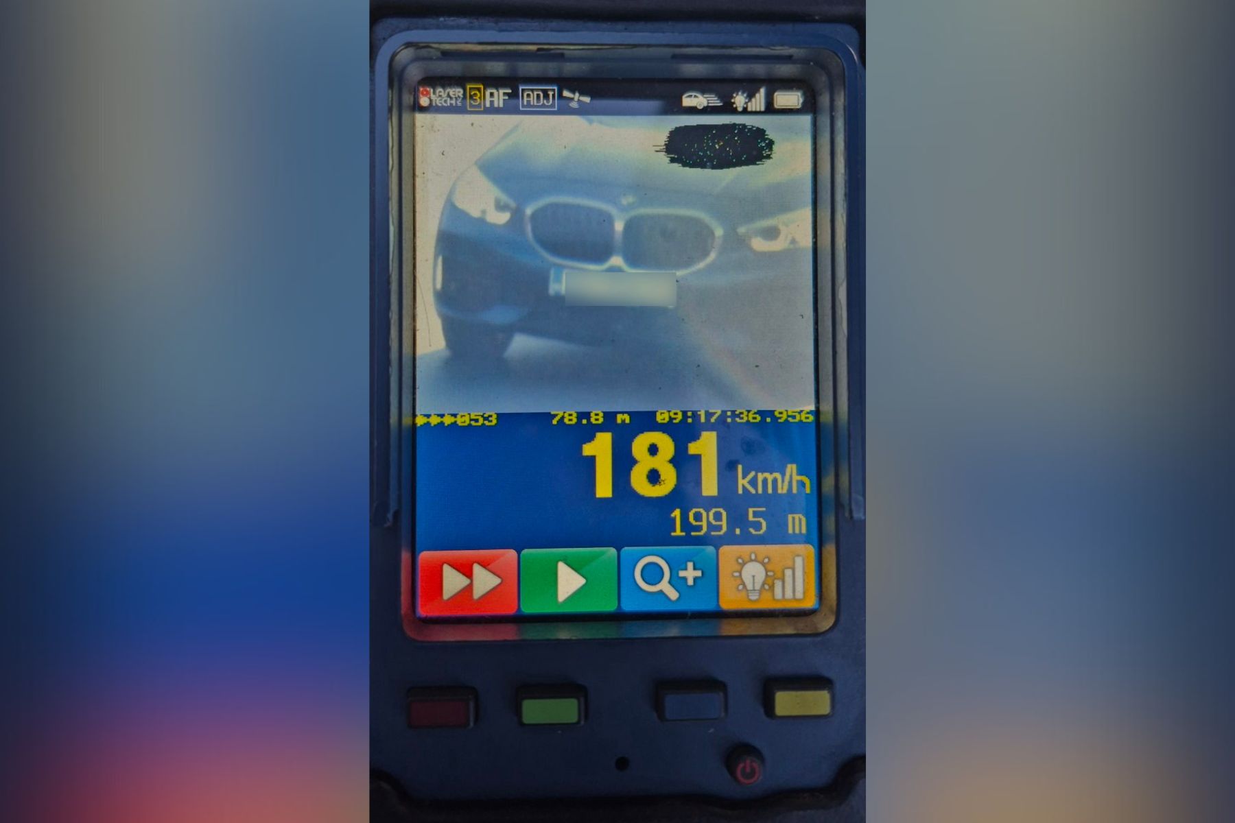 Kranjski policisti so opazili voznika, ki je na avtocesti vozil 181 kilometrov na uro