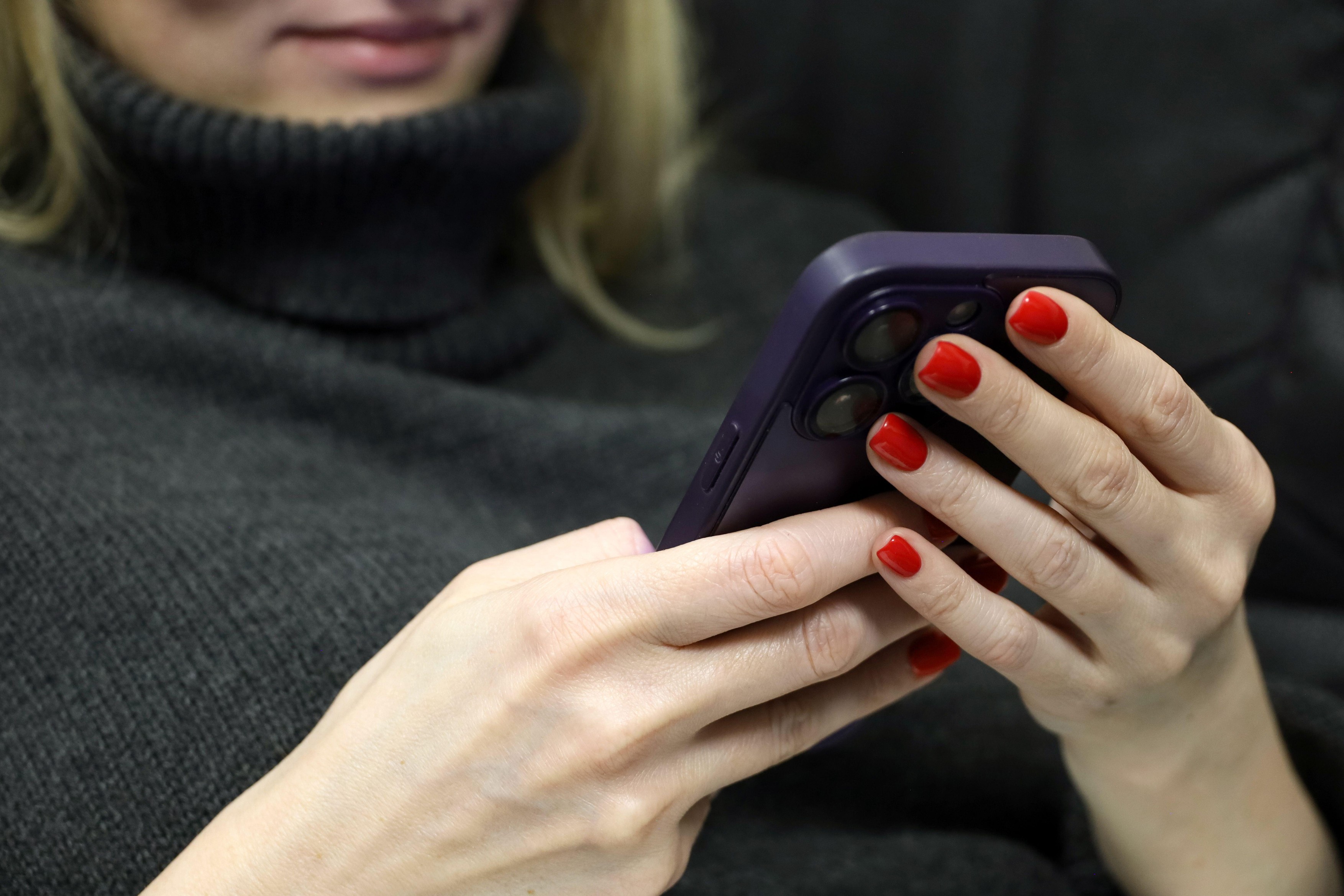 Ženska drži telefon