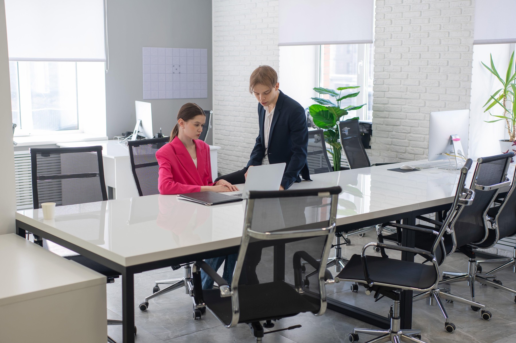 Vodja nadzoruje delo zaposlene