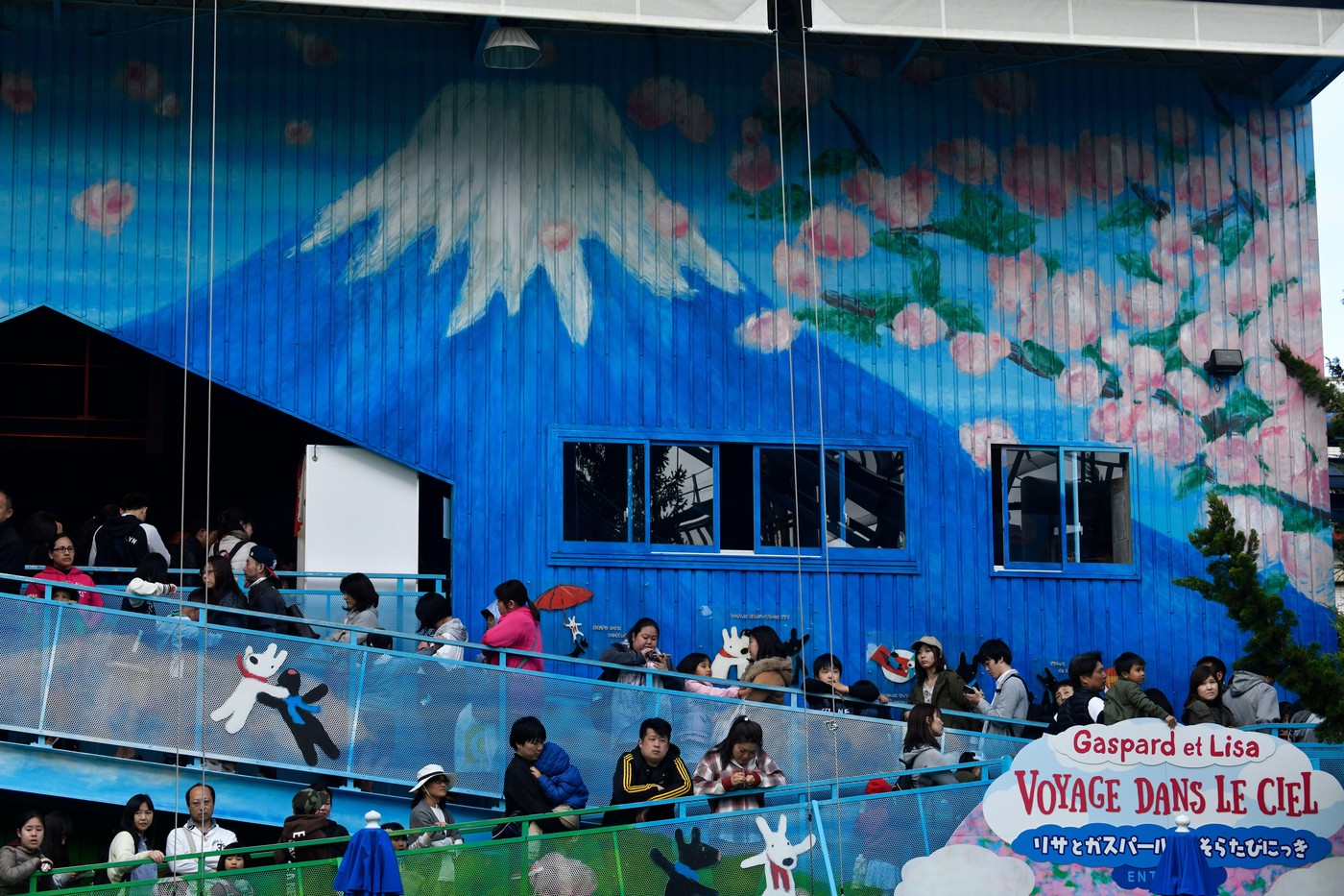 turisti v mestu Fudžijošida na Japonskem v času sakure, cvetenja japonskih češenj