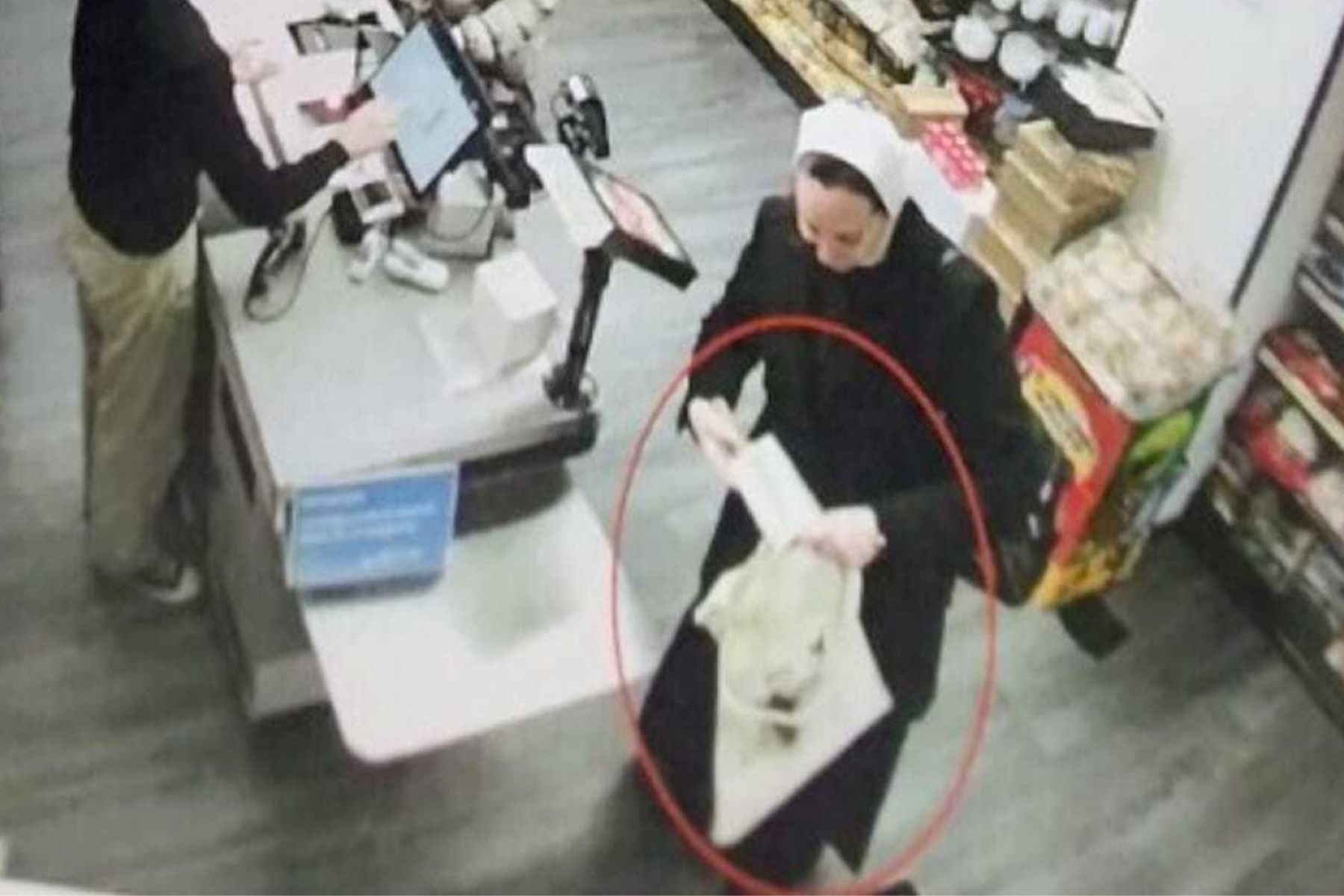 Nuna je v Tediju kupila kuhinjski nož, s katerim se je kasneje zabodla