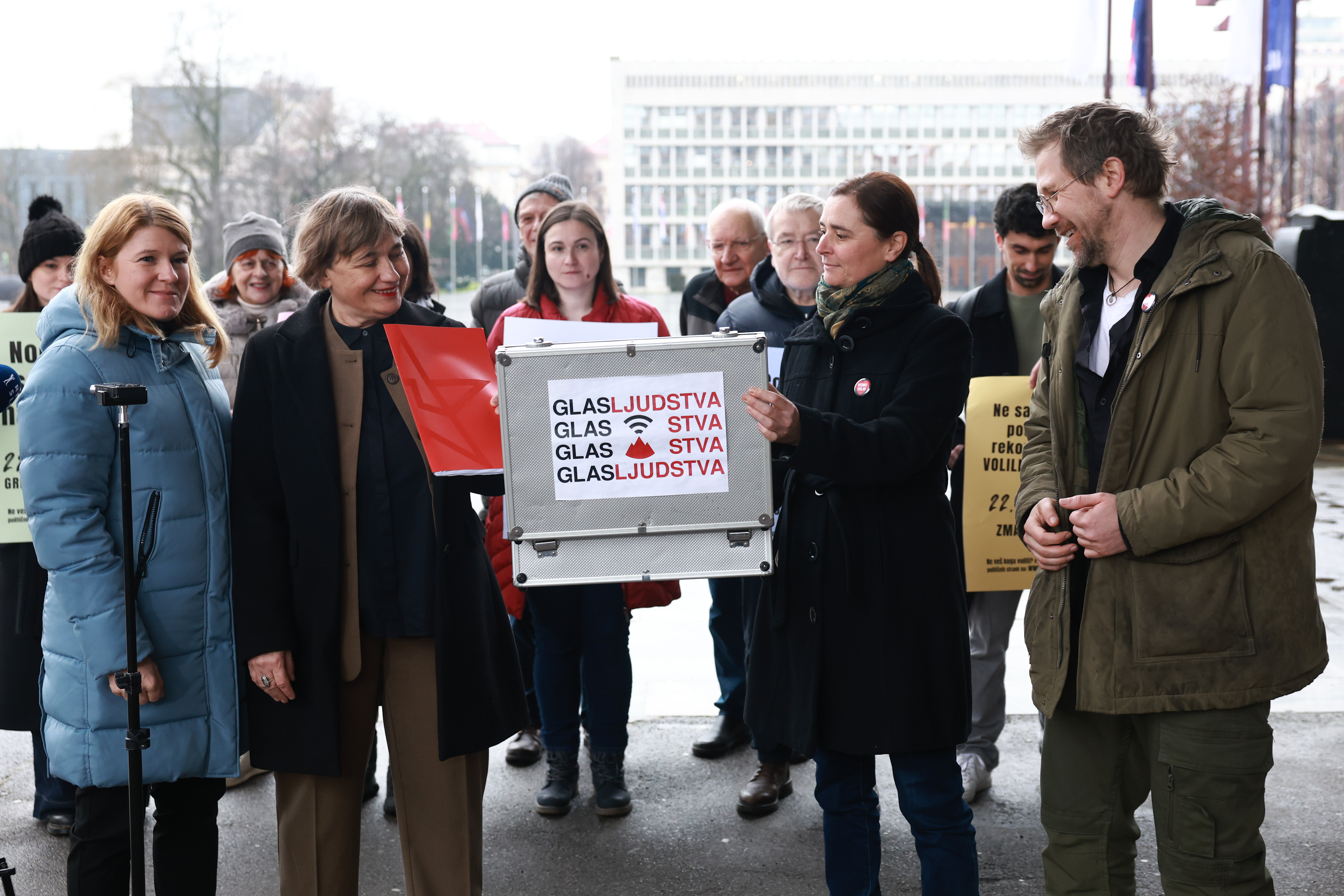 Novinarska konferenca ob predaji zavez političnih strank civilni družbi