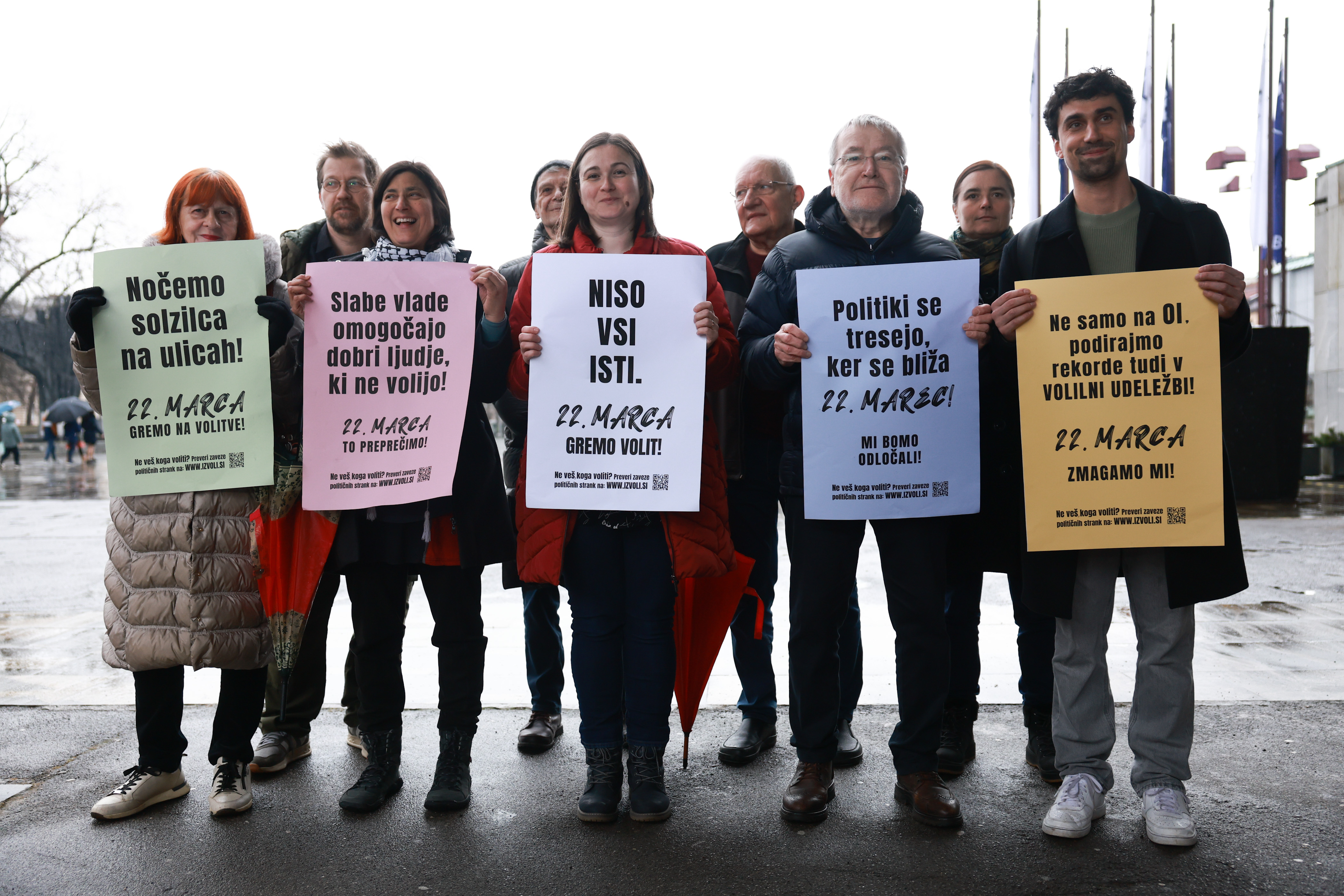 Novinarska konferenca ob predaji zavez političnih strank civilni družbi