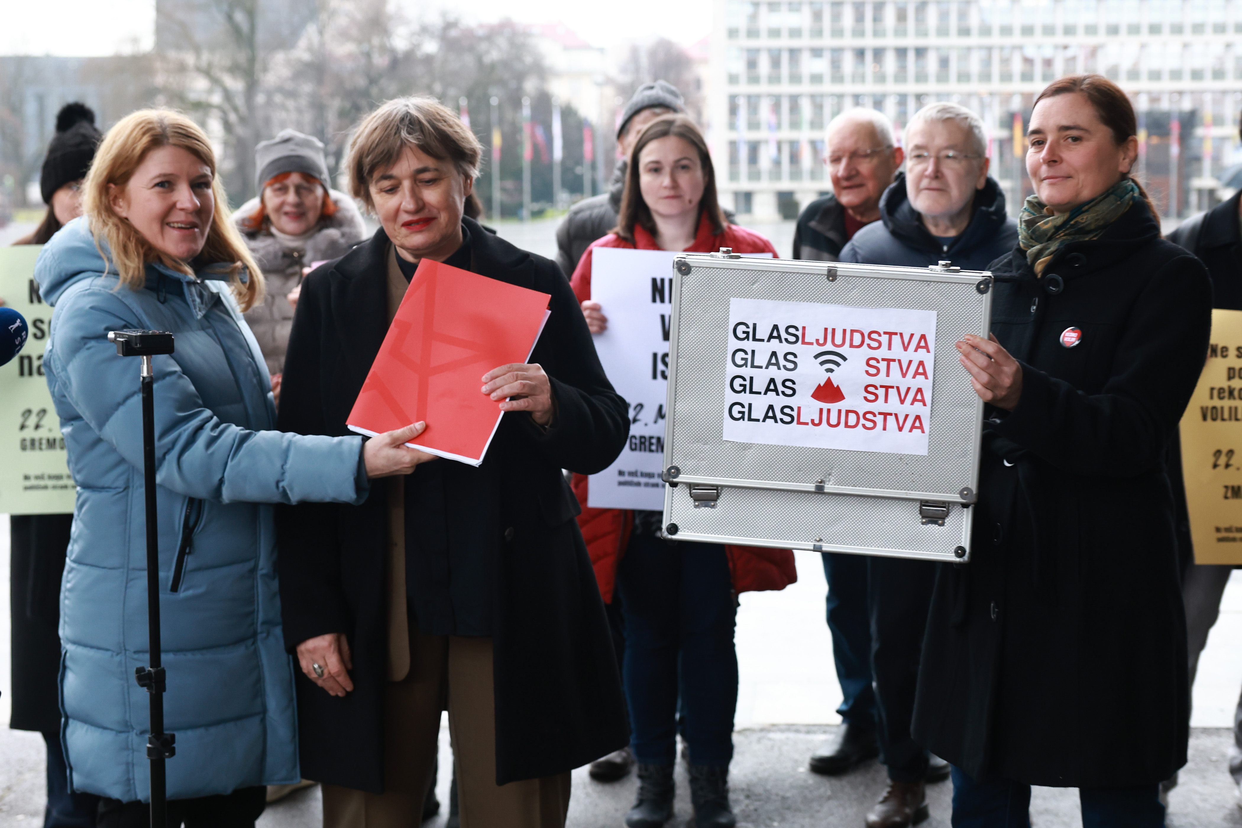 Novinarska konferenca ob predaji zavez političnih strank civilni družbi