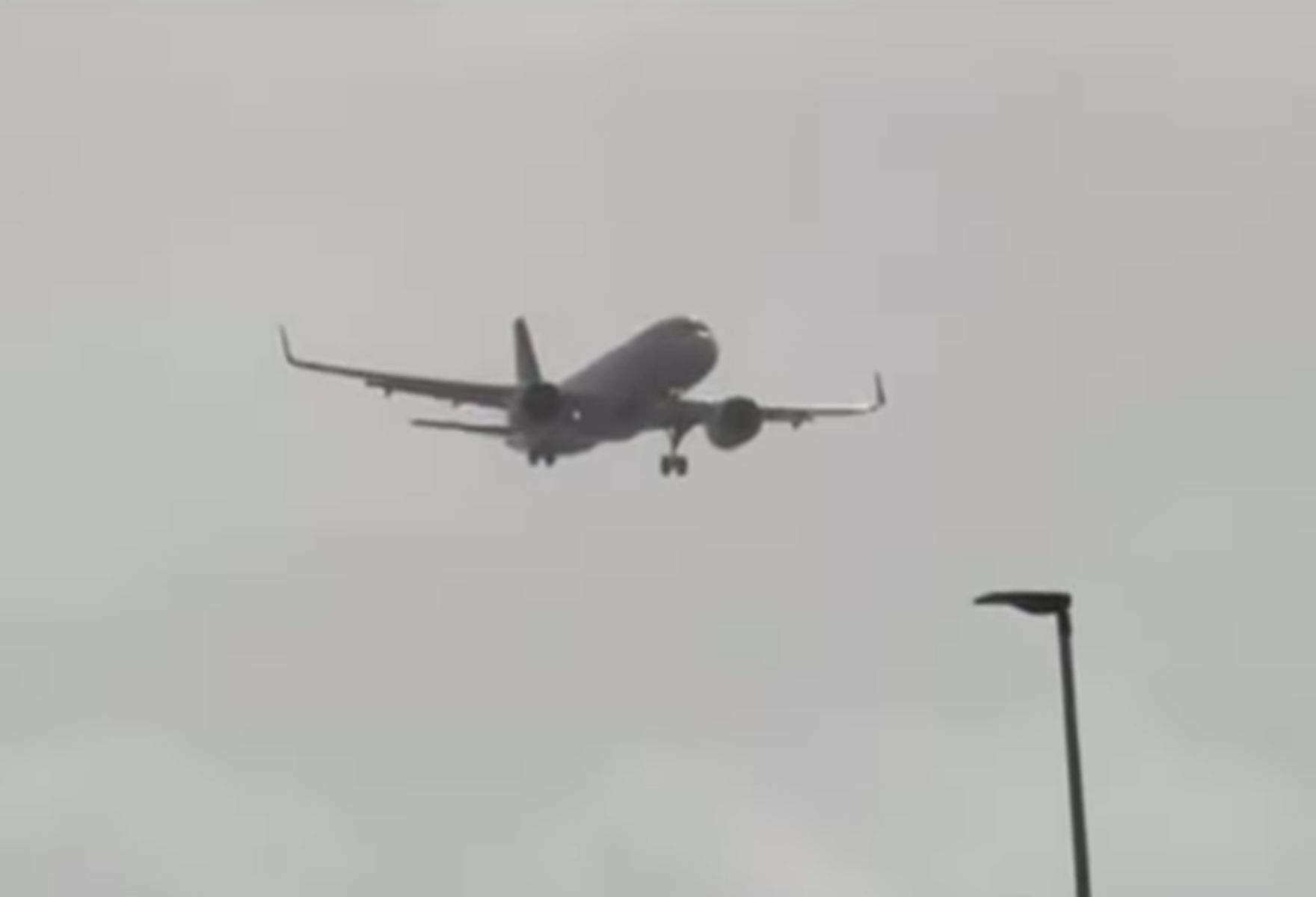 Letalo Lufthanse skušalo pristati med hudim neurjem