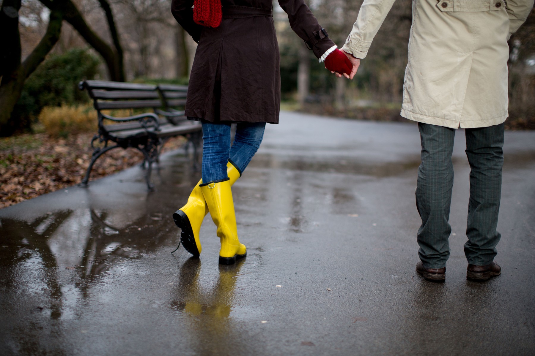 Par se sprehaja v dežju