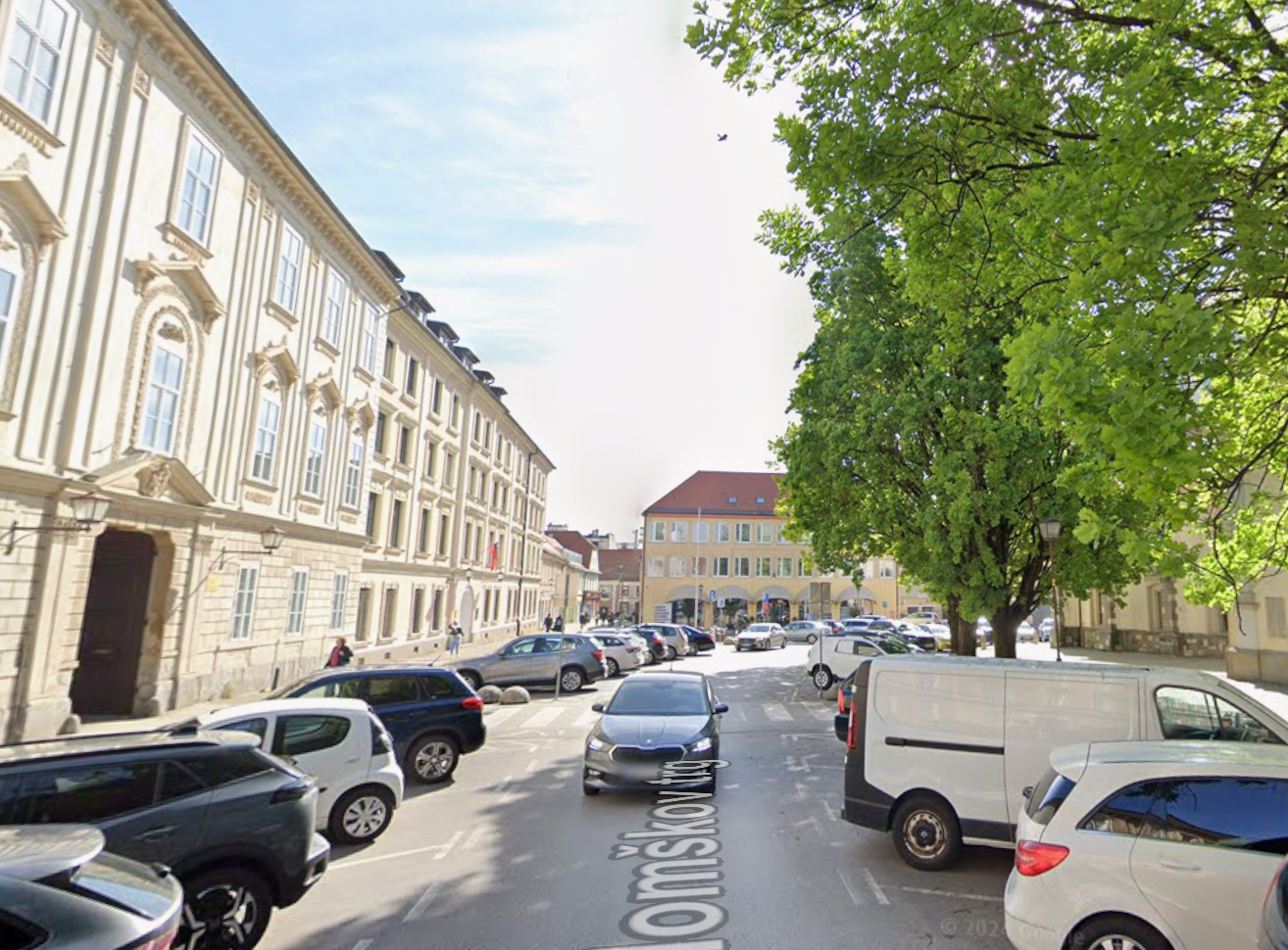 Avtomobili parkirani na Slomškovem trgu