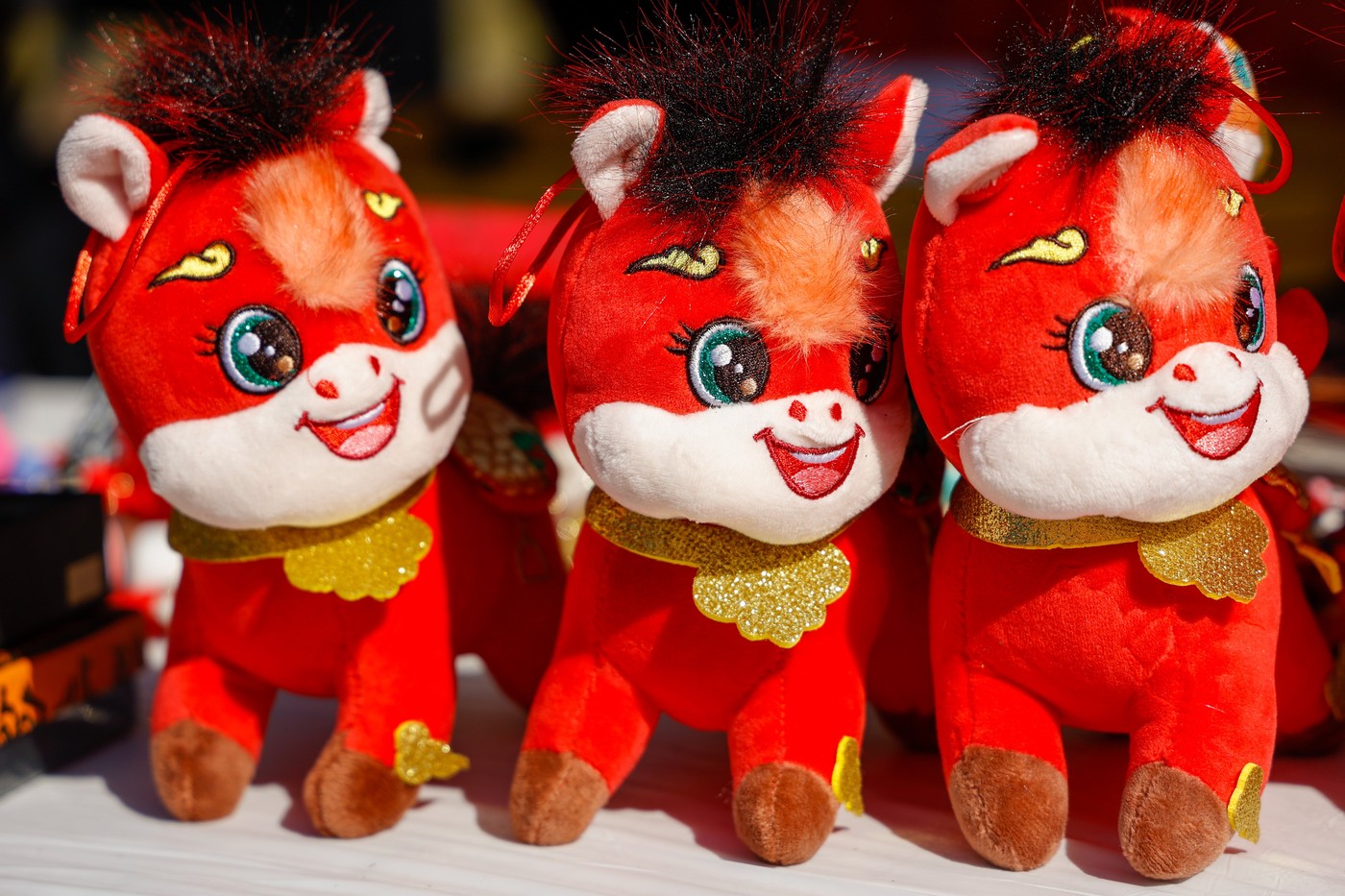 konjički igrače za kitajsko novo leto 2026 v znamenju ognjenega konja