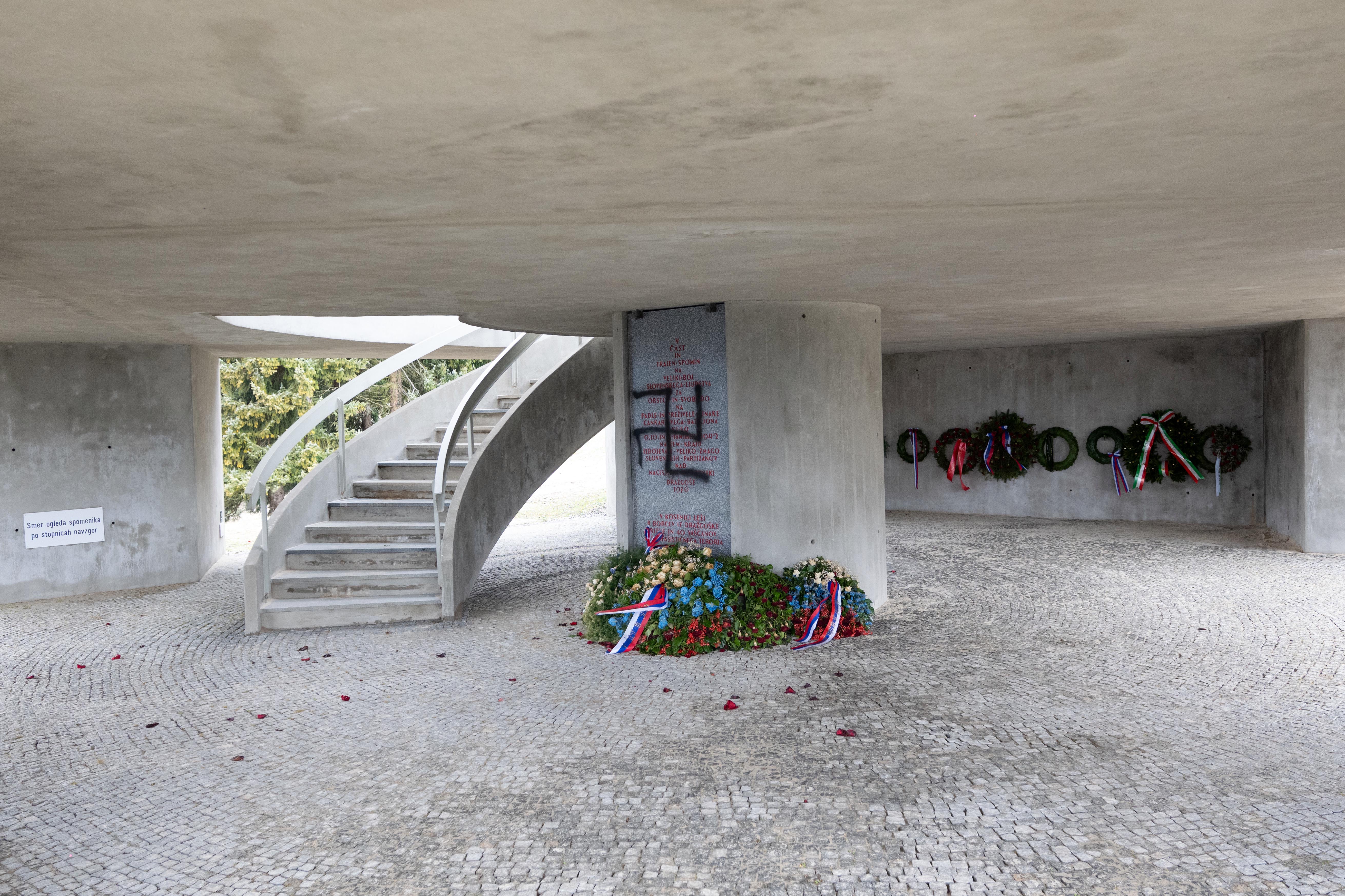 Kljukasti križ v Dražgošah