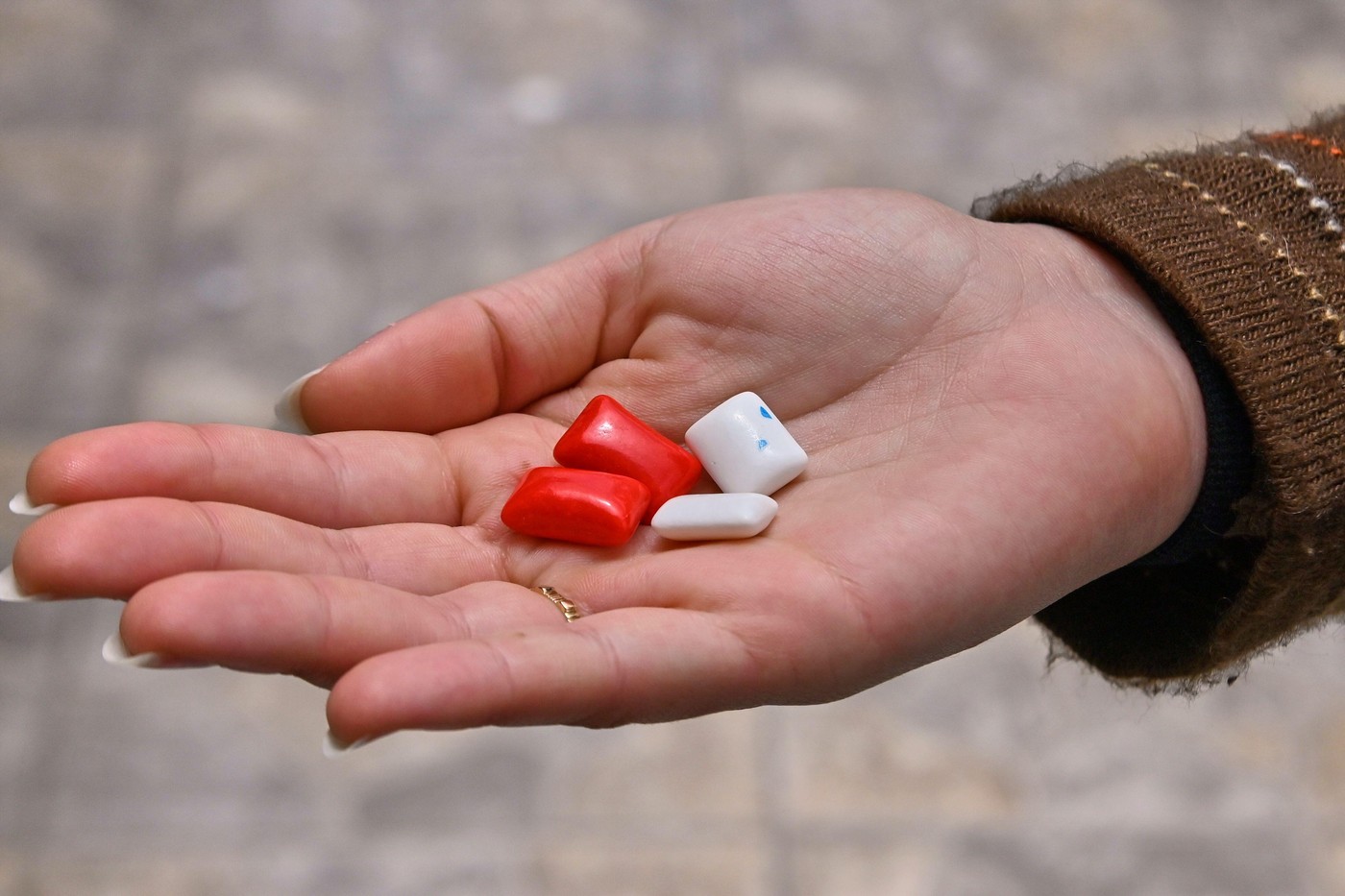 ženska dlan z žvečilnimi gumiji