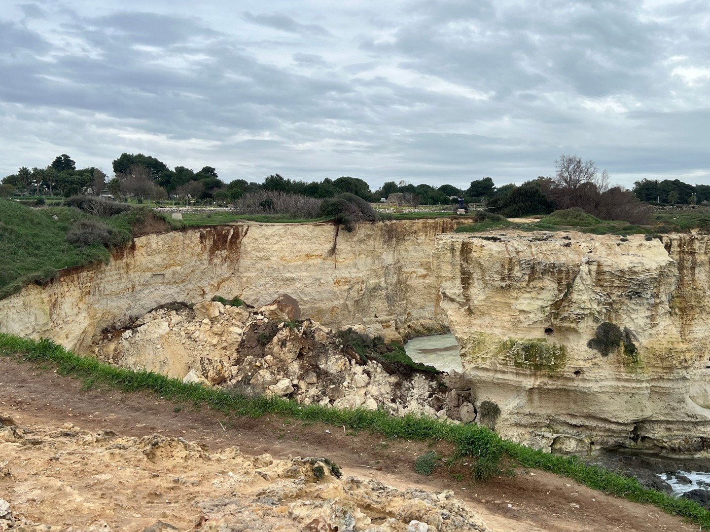 Lok ljubezni Sant'Andrea v Italiji se je zrušil v morje