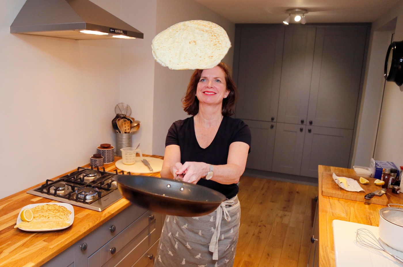 ženska obrača palačinko