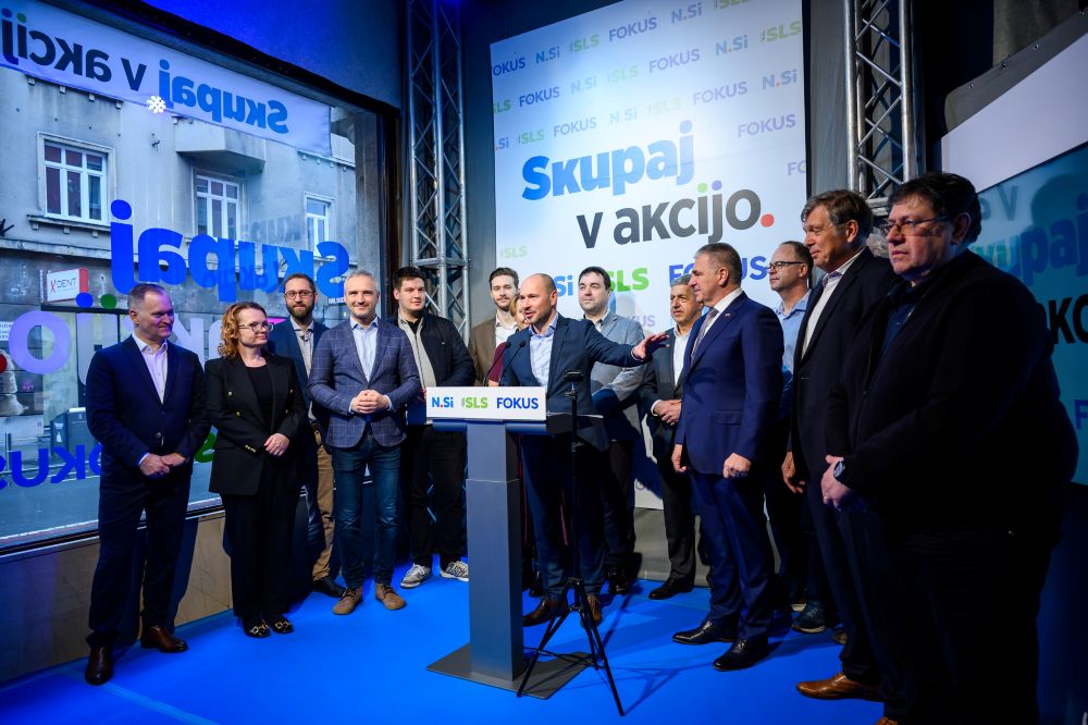 Otvoritev volilne kavarne desnosredinskega trojčka