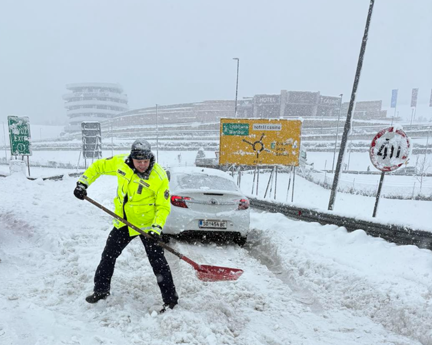 Mariborski policisti kidajo sneg