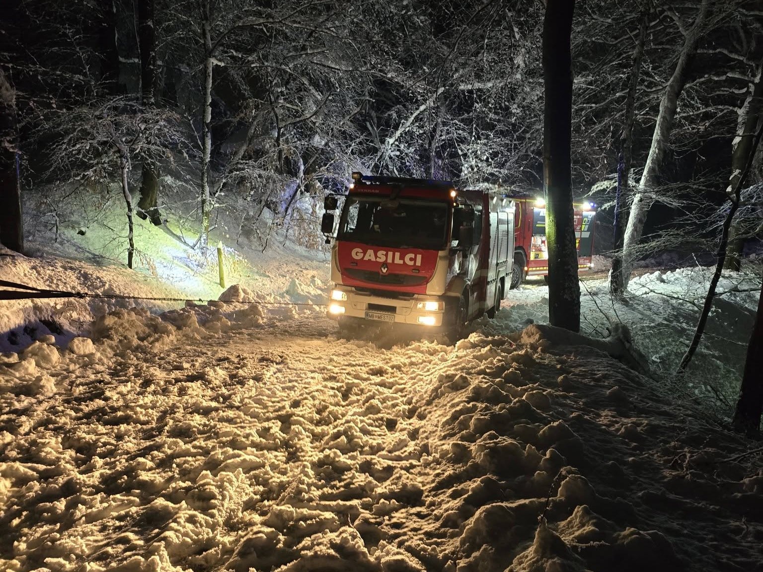 Gasilci na terenu ob snegolomu