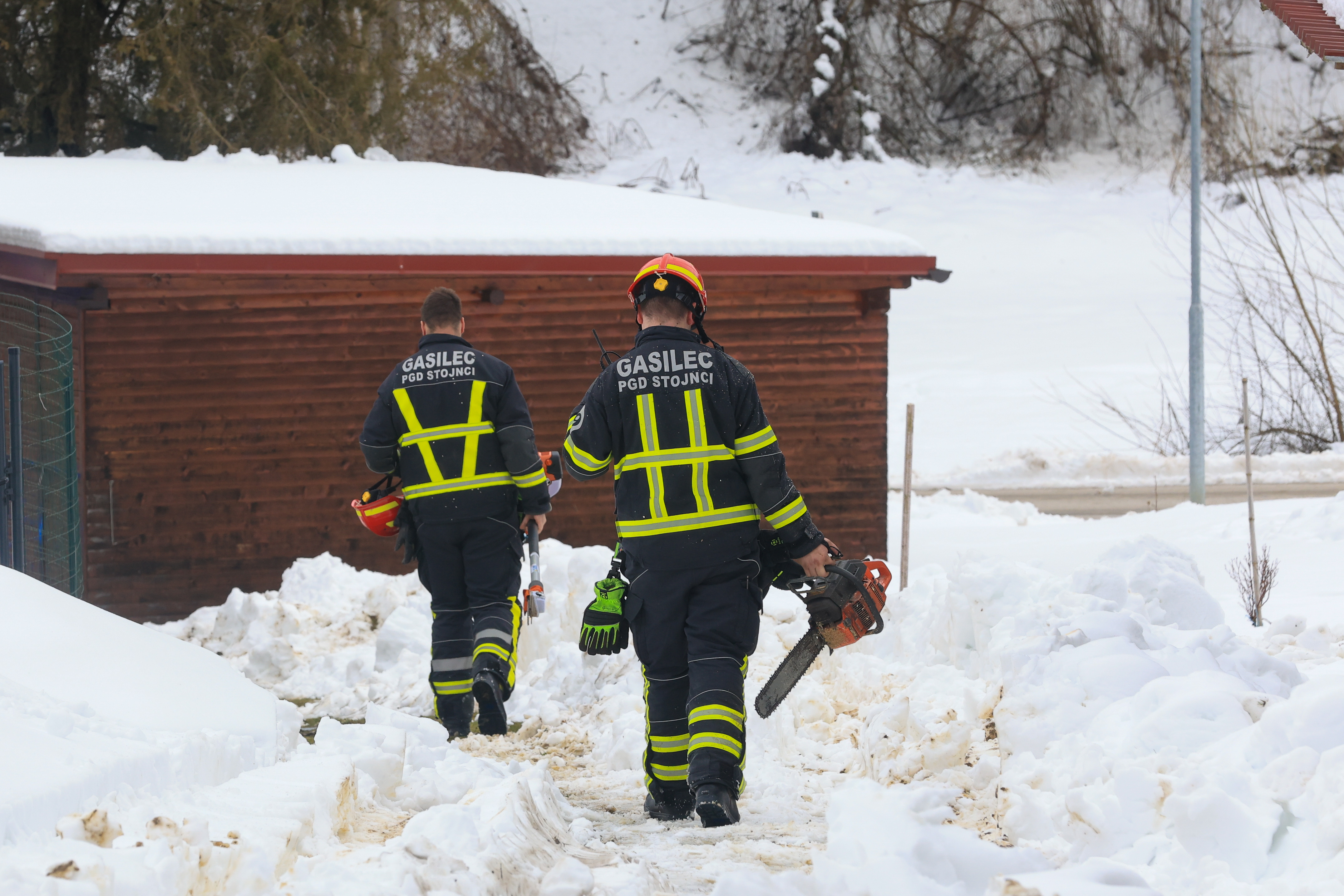 Gasilci v Cirkulanah po snegolomu