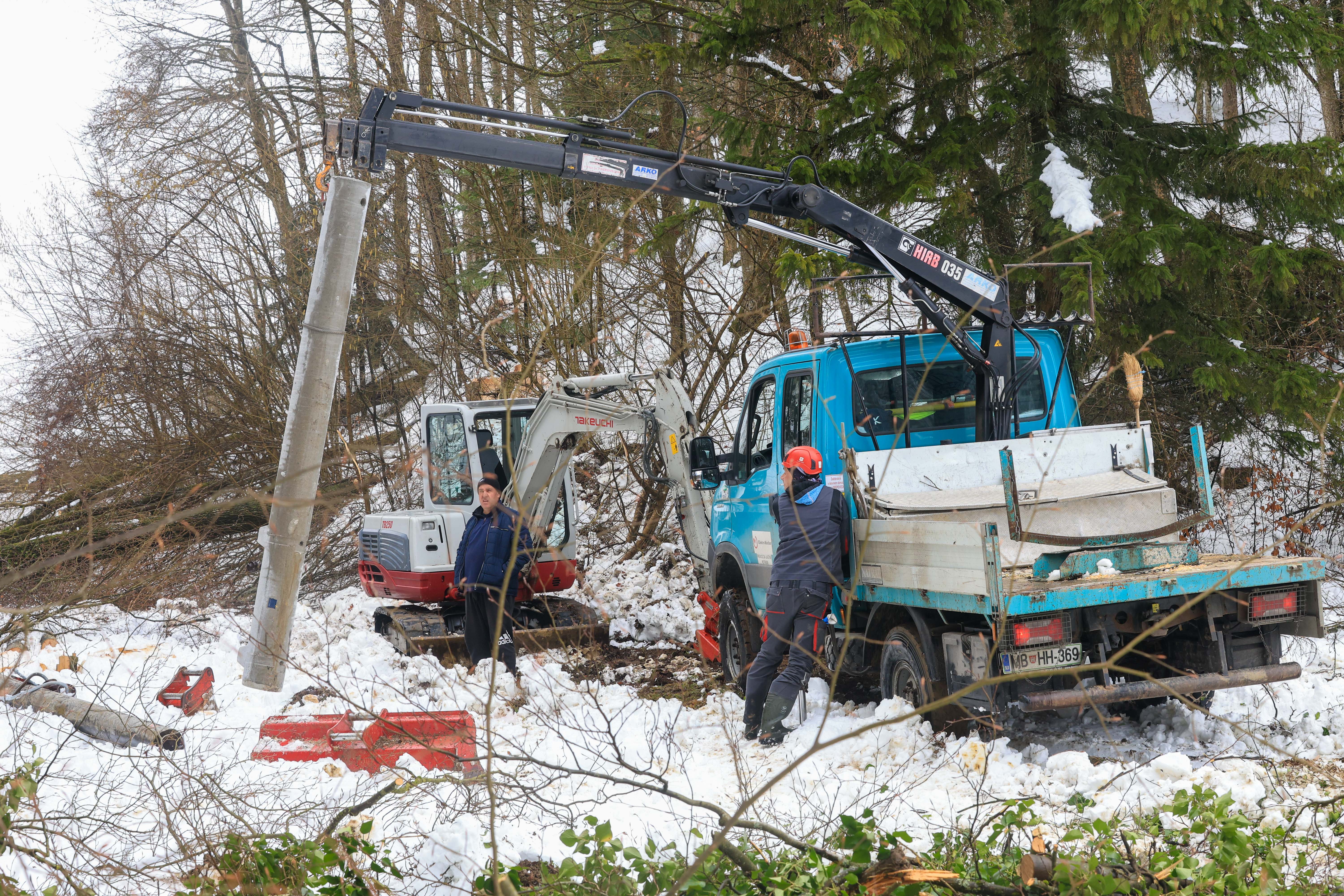 Popravljanje električnega omrežja po snegolomu v Cirkulanah