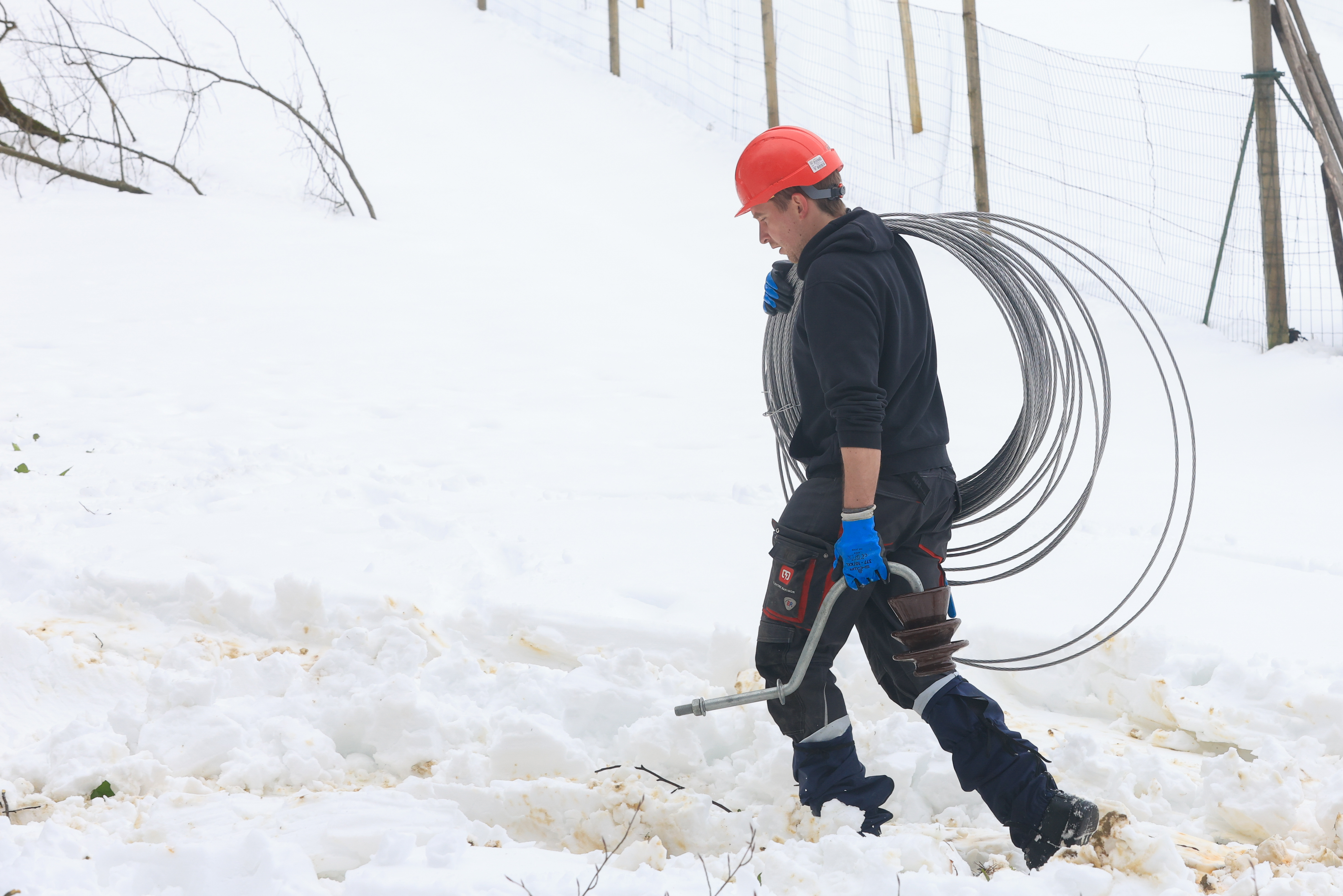 Popravljanje električnega omrežja po snegolomu v Cirkulanah