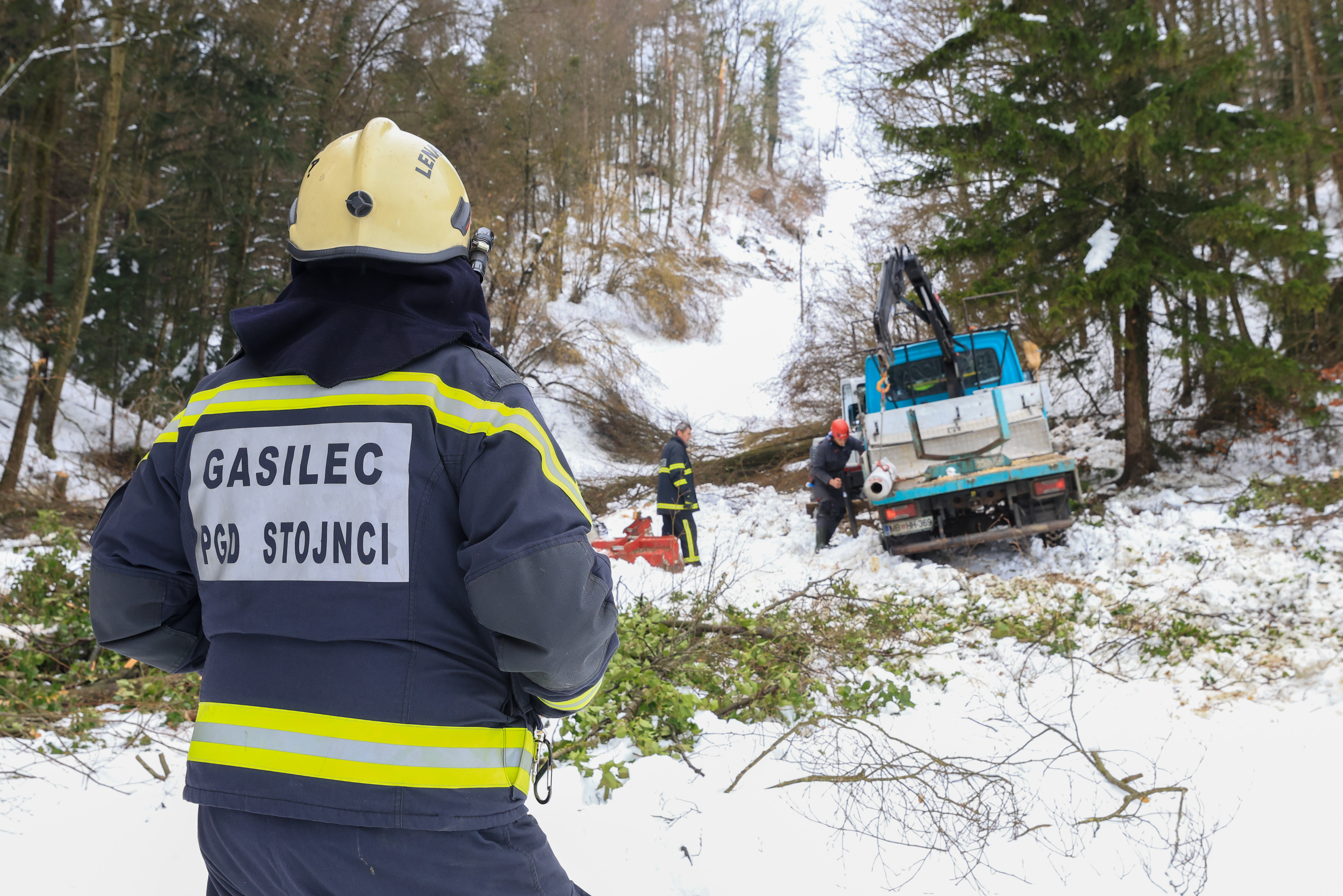 Popravljanje električnega omrežja po snegolomu v Cirkulanah
