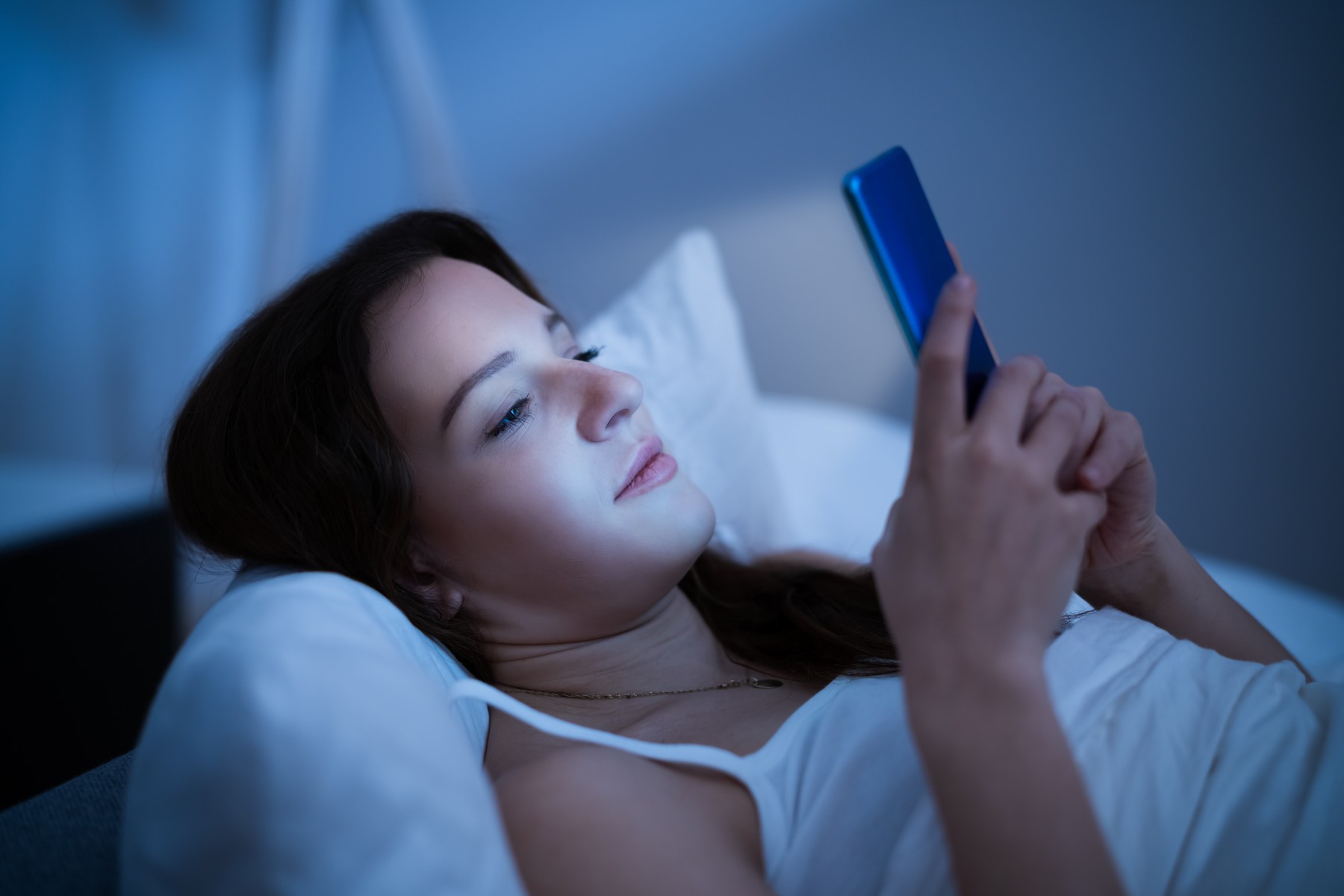 Brskanje po telefonu v postelji