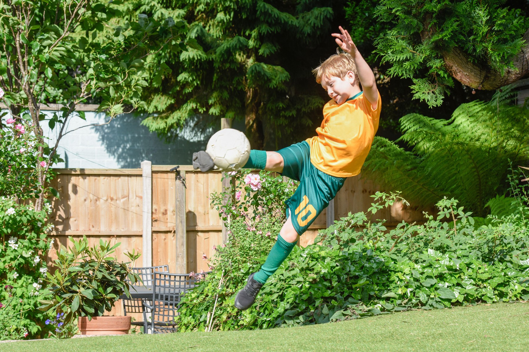 Otroci igrajo nogomet