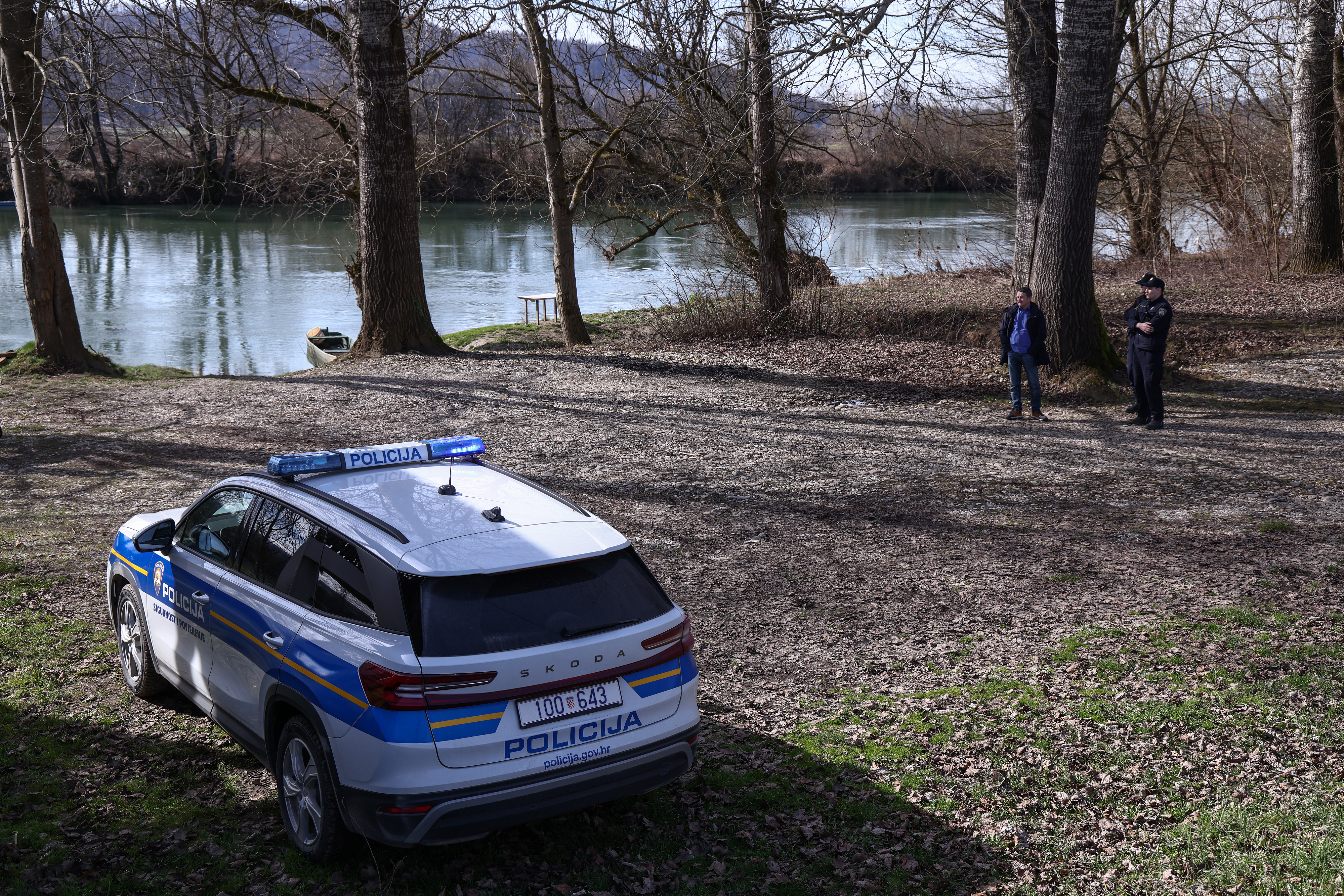 Prevrnjen čoln na reki Uni
