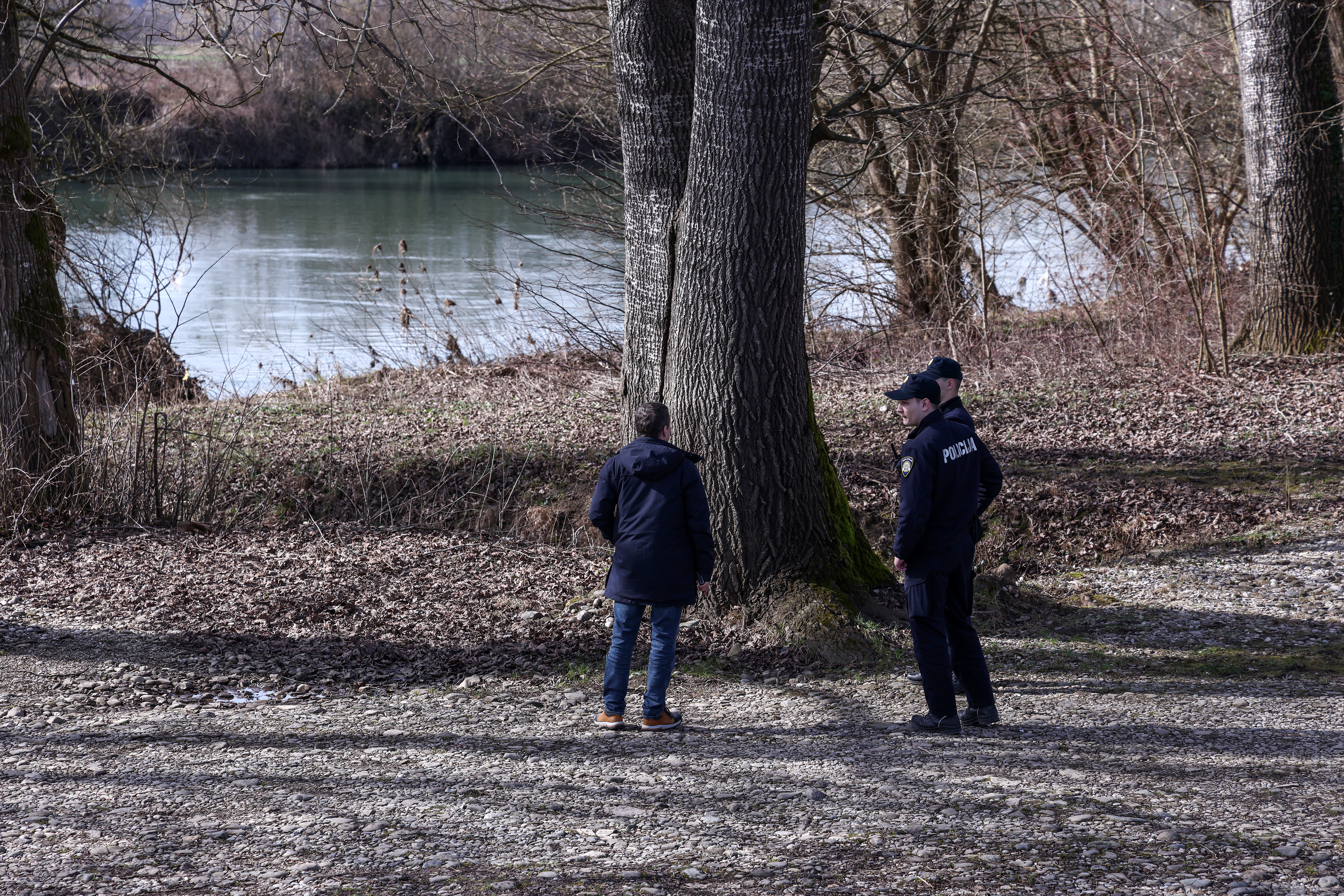 Prevrnjen čoln na reki Uni