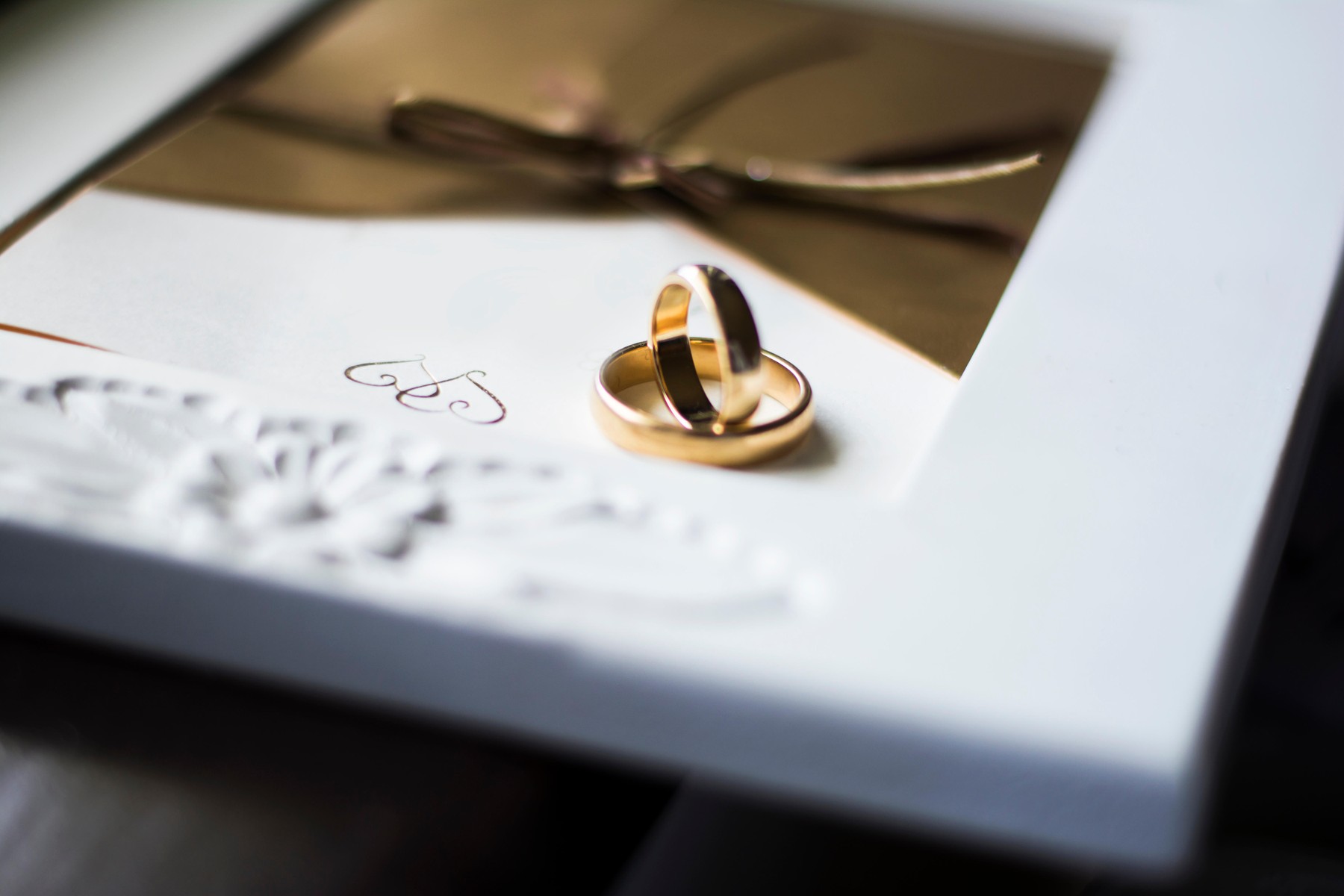 Poročni prstan in vabilo