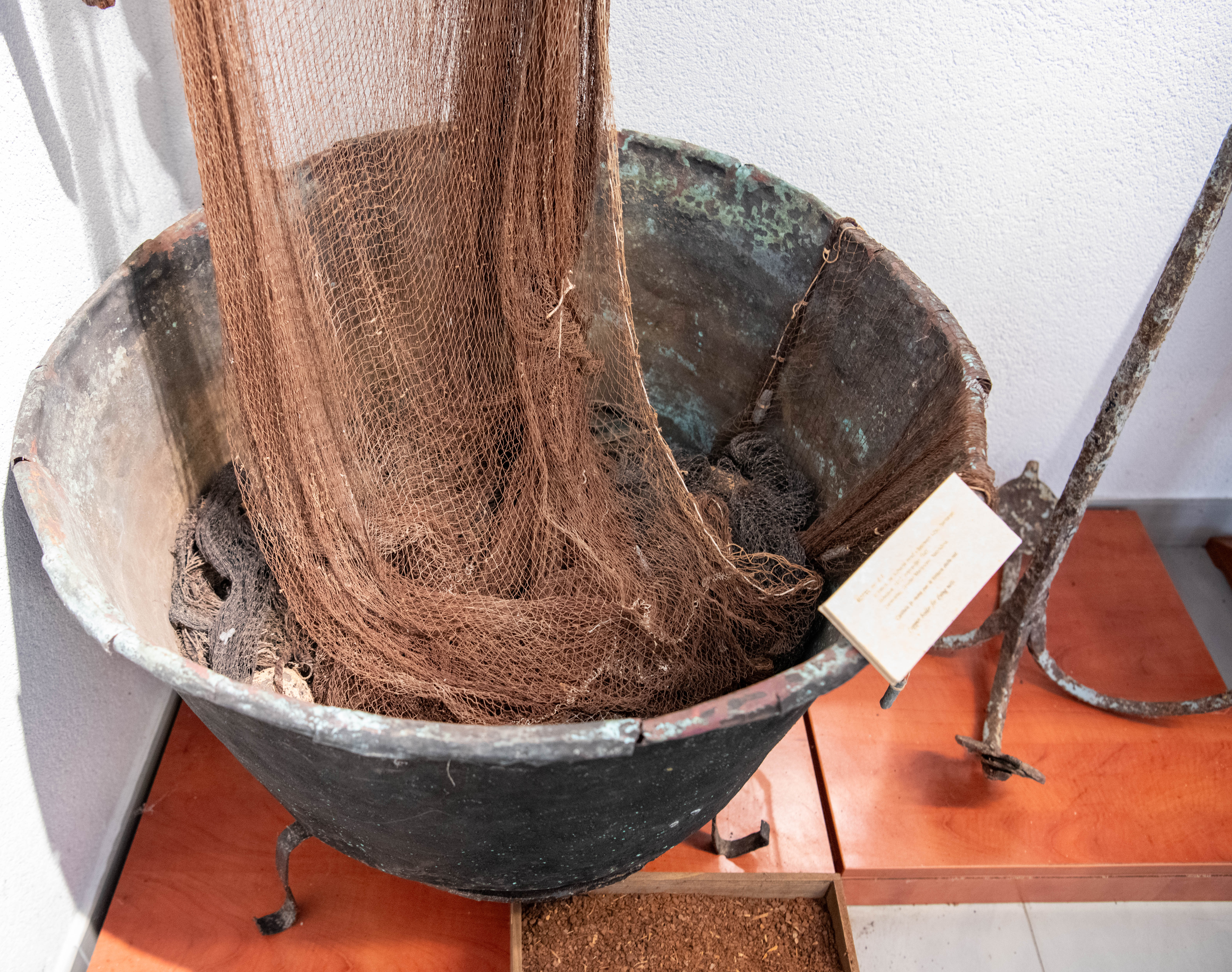 Ribiška mreža in kotel kuhanje borovine