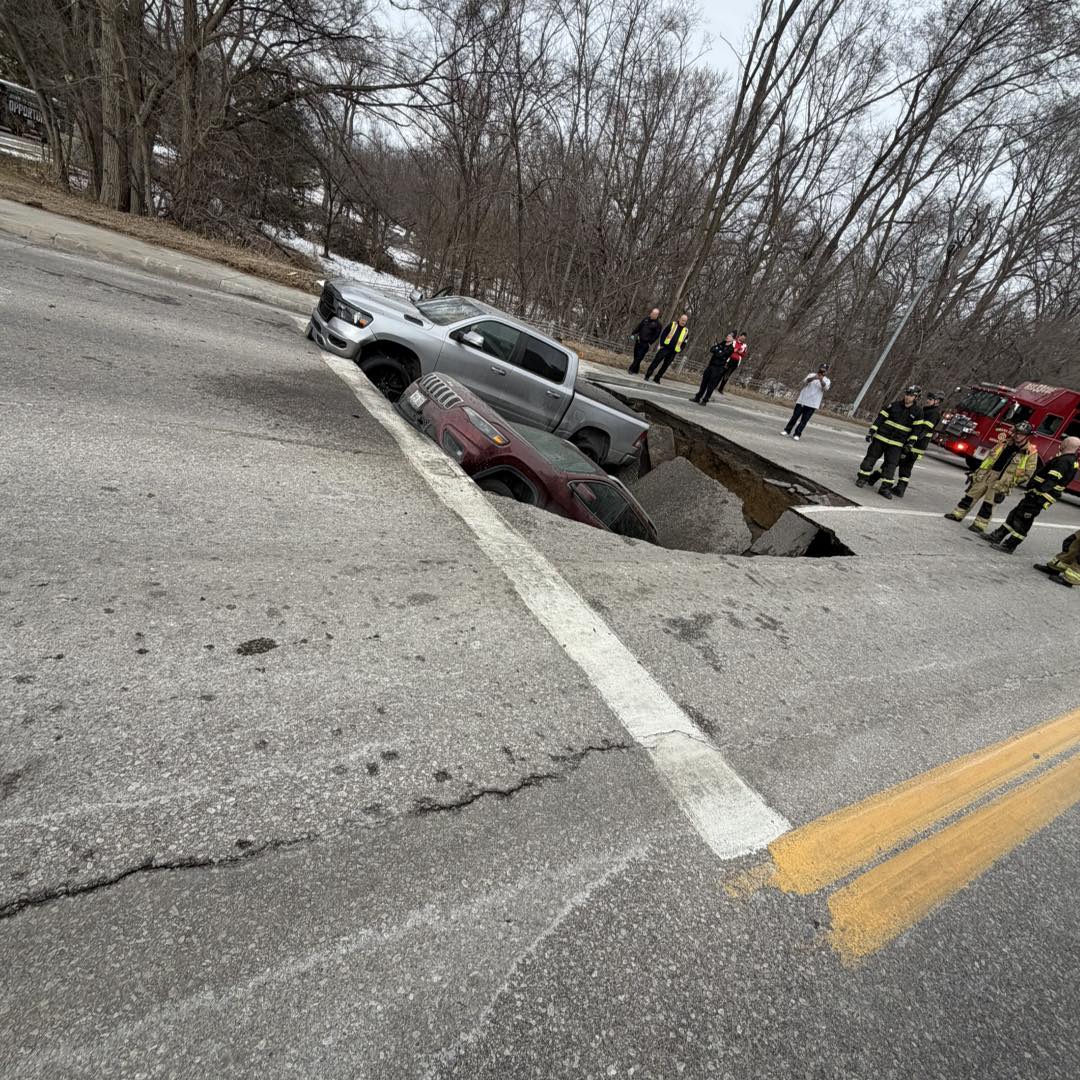 Voznika v Omahi zgrmela v luknjo v asfaltu