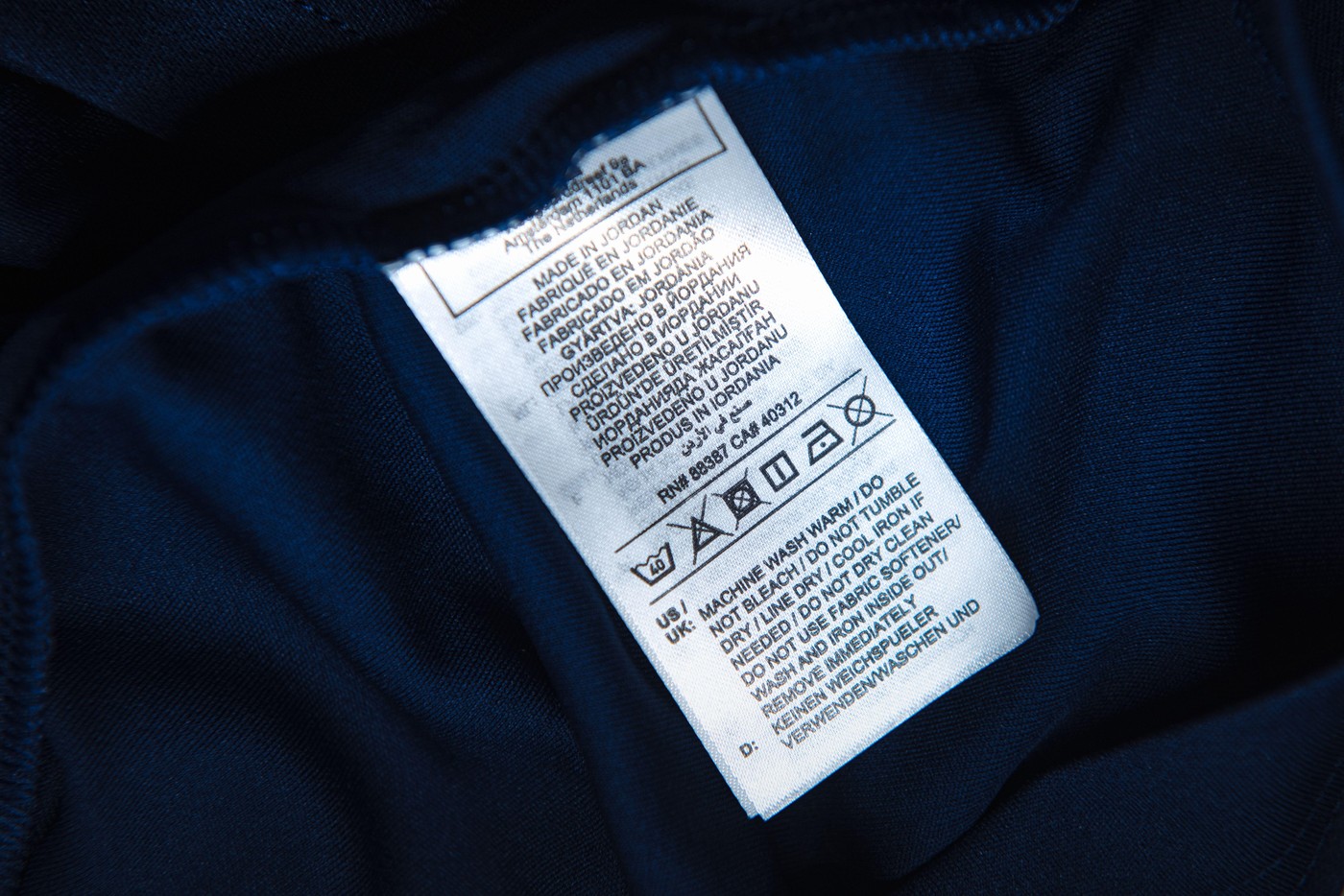 našitek oznaka etiketa z navodili za nego oblačil, navodila za vzdrževanje