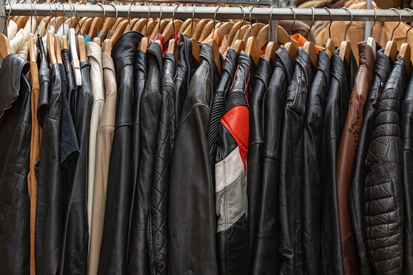 vintage rabljena oblačila trgovina, usnjene jakne