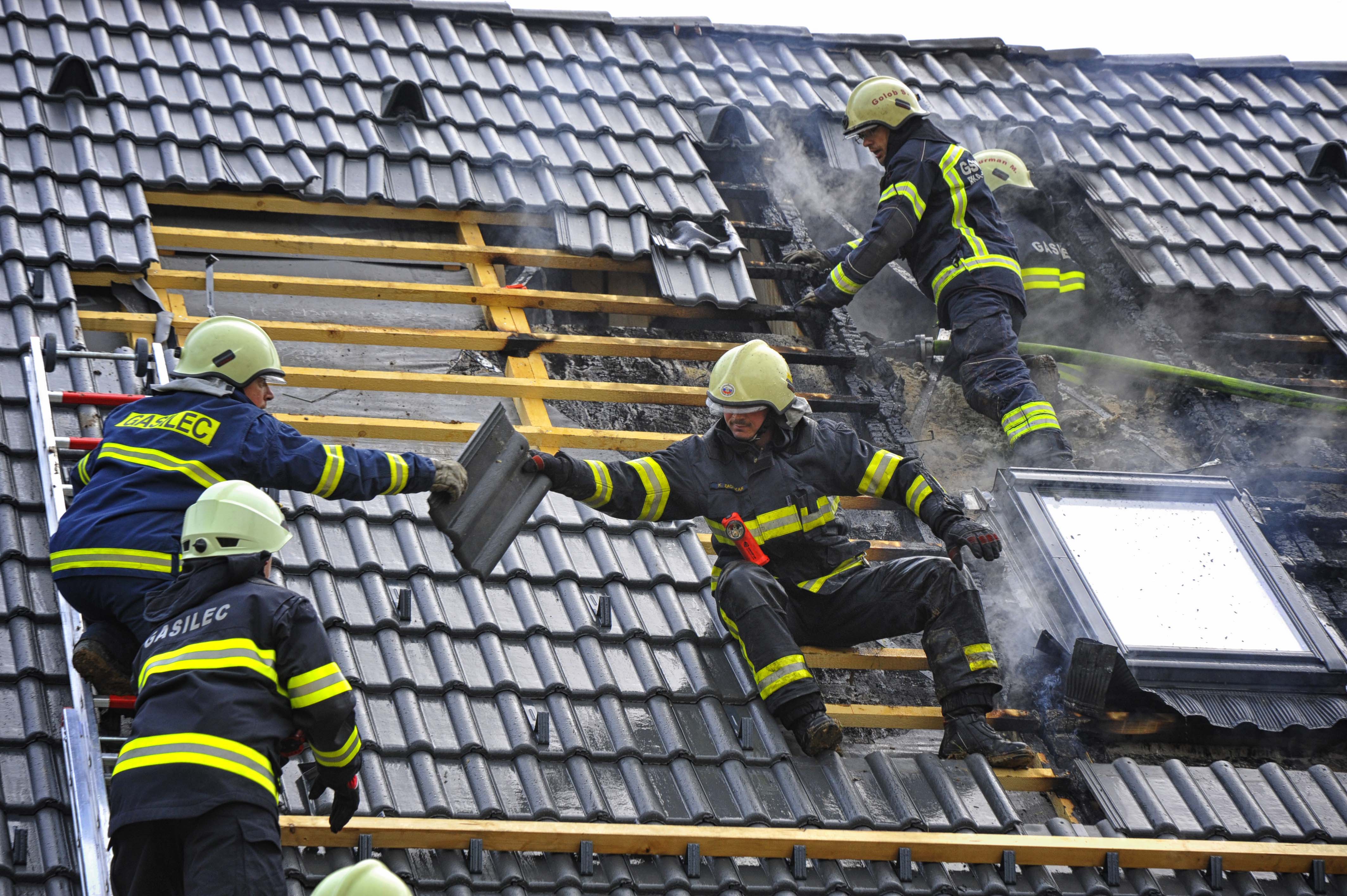 Slovenija, Goricane, 13.06.2018, 13. junij 2018, Gasilci gasijo pozar na ostresju hise